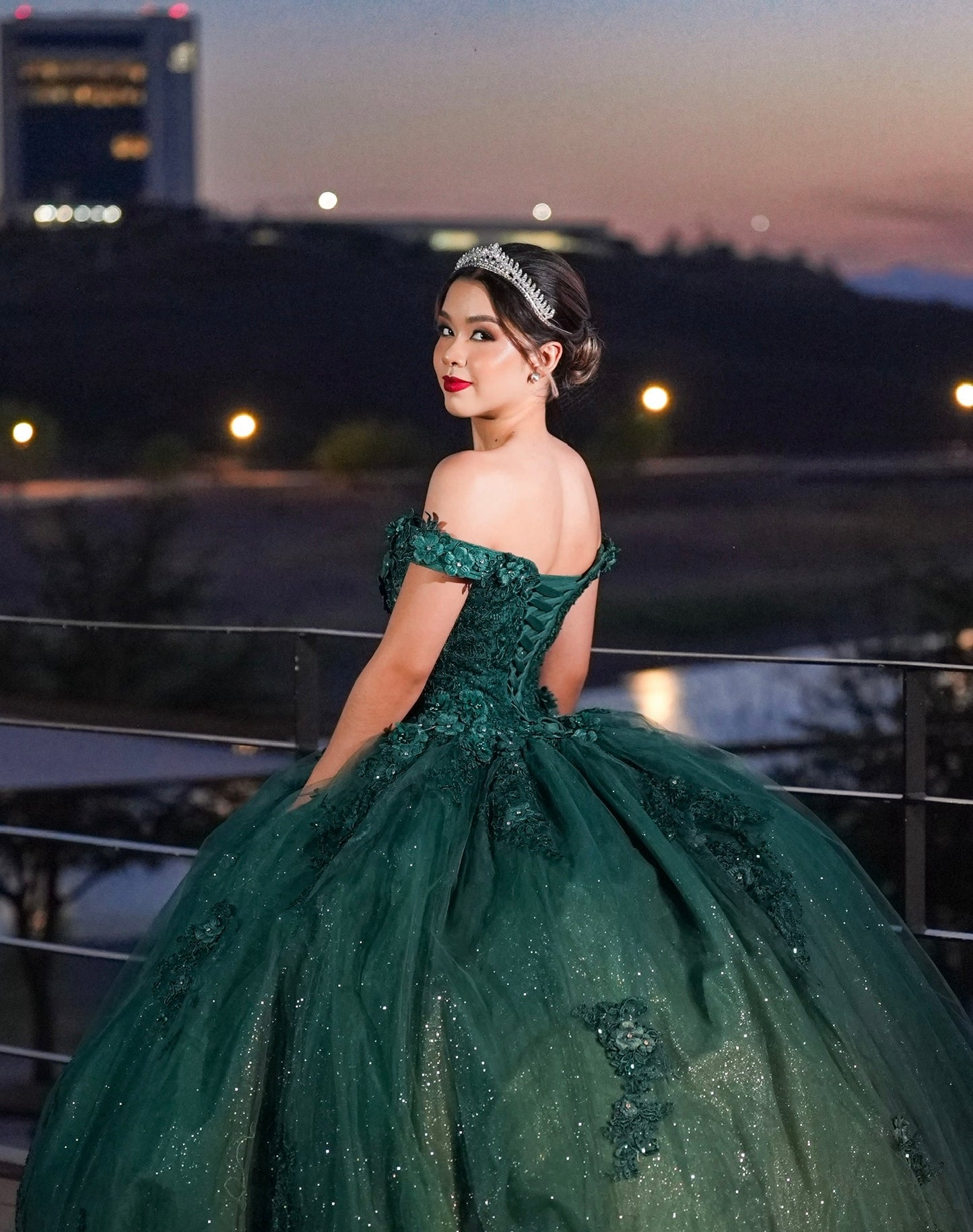 Vestido de XV Años Verde Bordado con Flores Manga Campesina