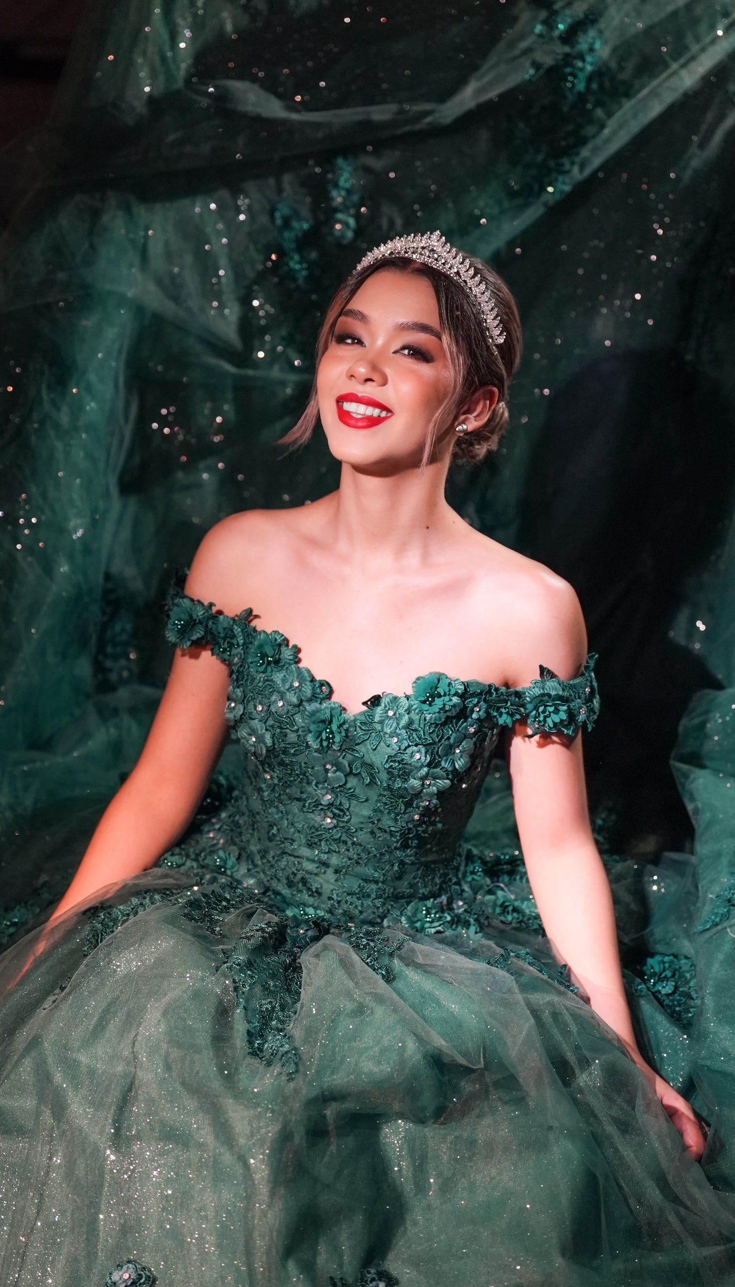 Vestido de XV Años Verde Bordado con Flores Manga Campesina