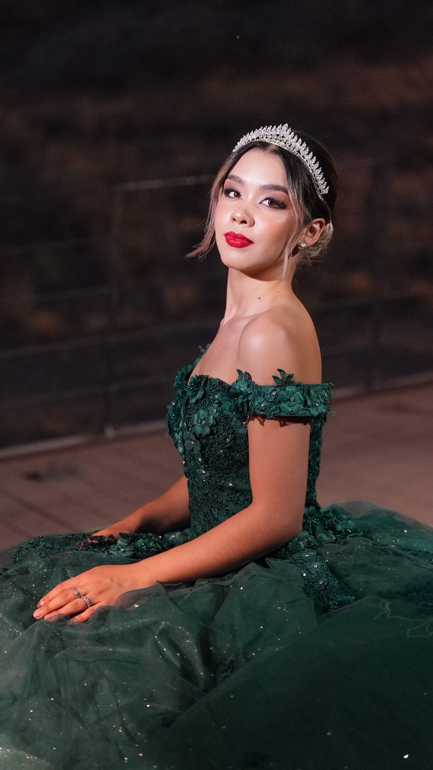 Vestido de XV Años Verde Bordado con Flores Manga Campesina