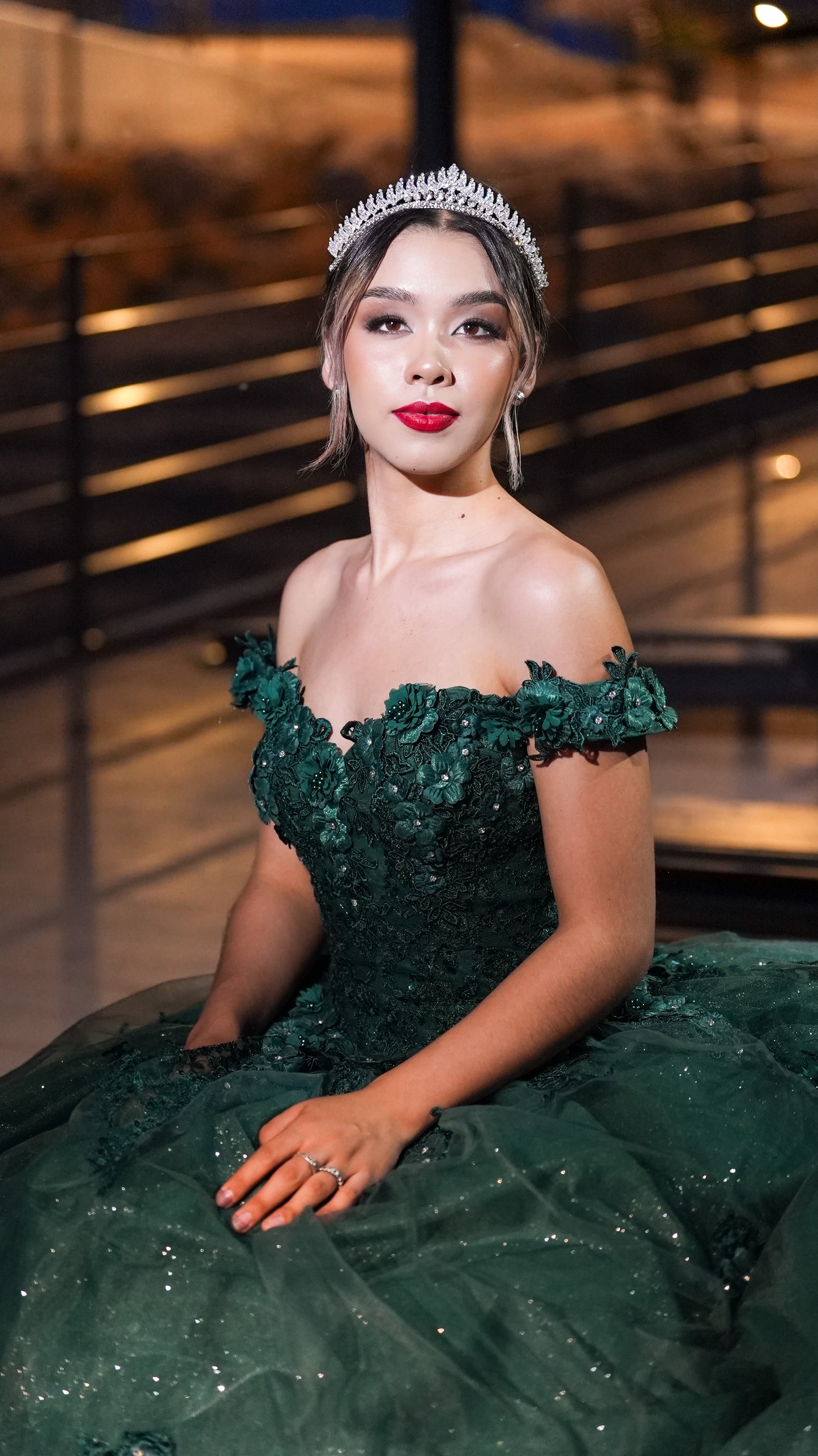 Vestido de XV Años Verde Bordado con Flores Manga Campesina