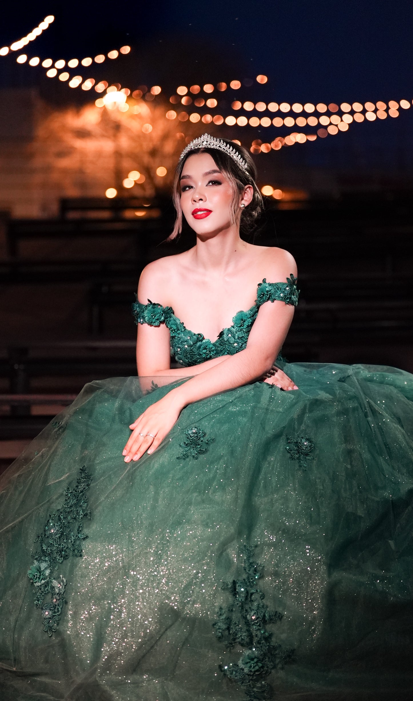 Vestido de XV Años Verde Bordado con Flores Manga Campesina