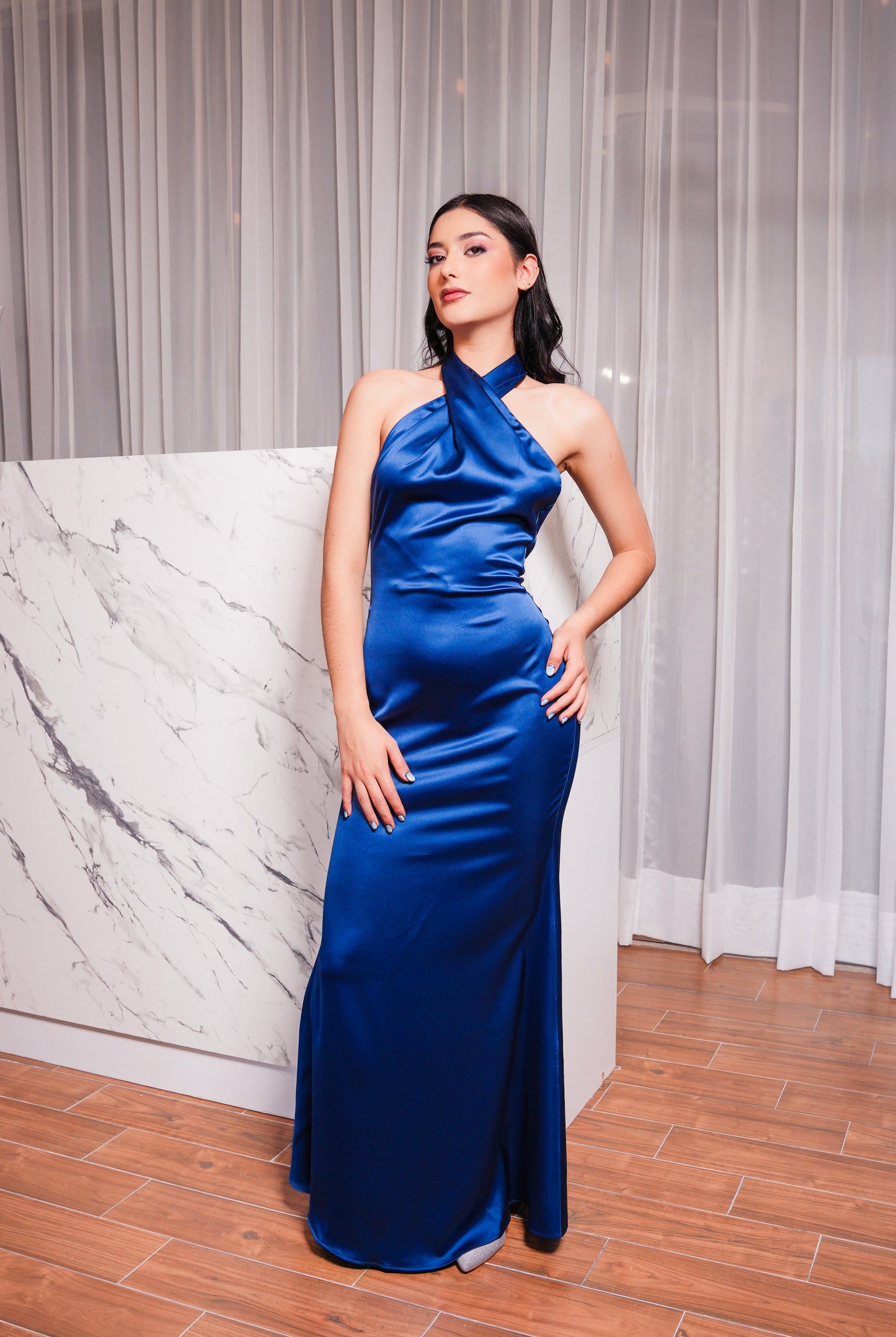Vestido Azul Rey Cuello Halter Espalda Baja