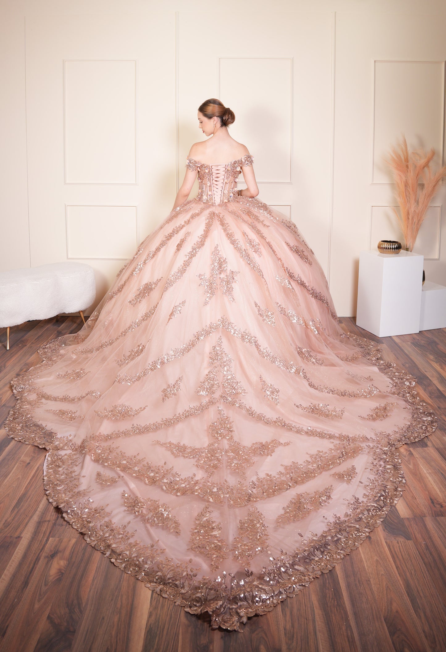 Vestido de XV Años Rose Gold Bordado en Falda y Flores en Corset Mangas Caídas