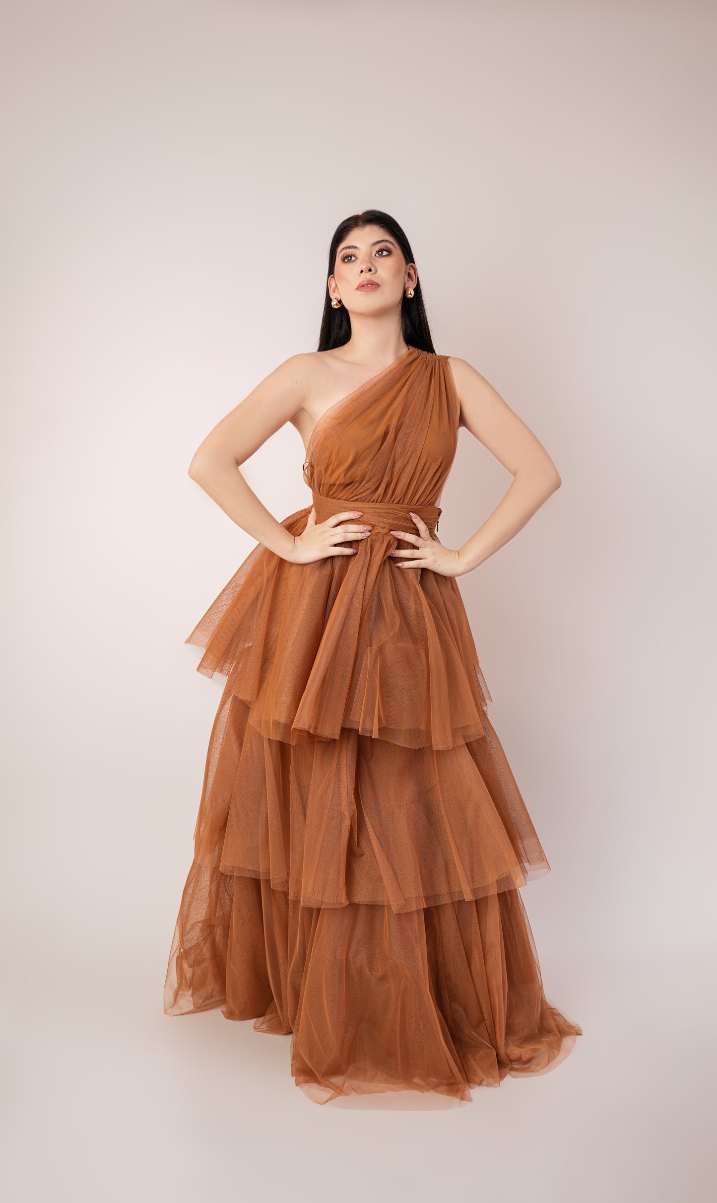 Vestido De Un Hombro Y Olanes De Tul