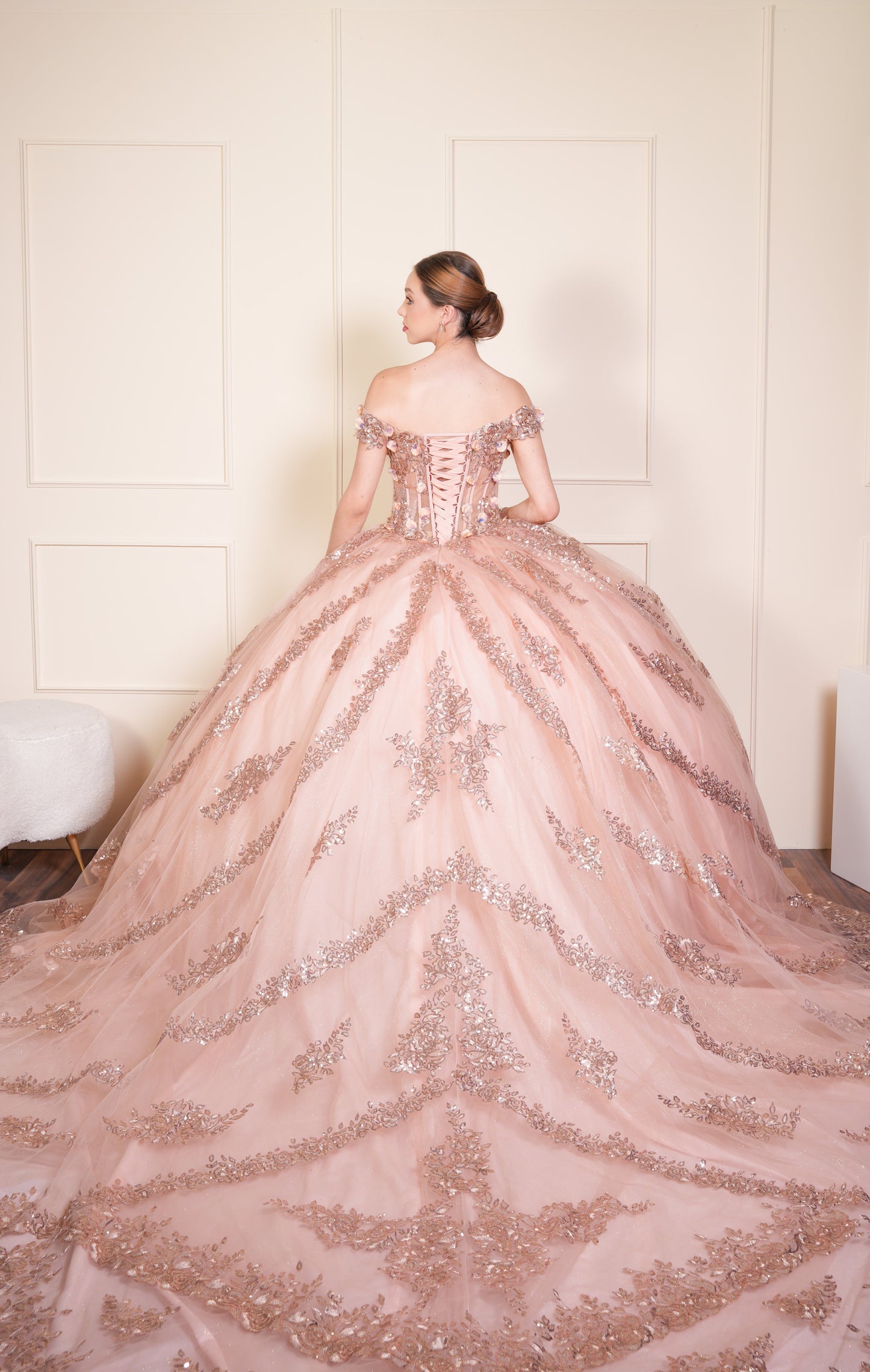 Vestido de XV Años Rose Gold Bordado en Falda y Flores en Corset Mangas Caídas