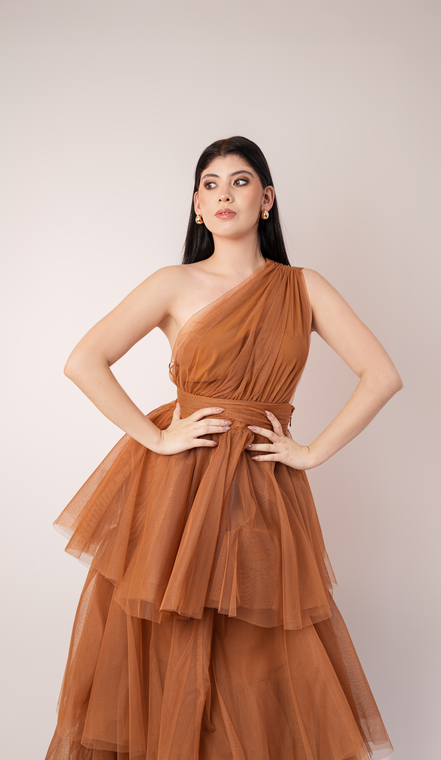Vestido De Un Hombro Y Olanes De Tul
