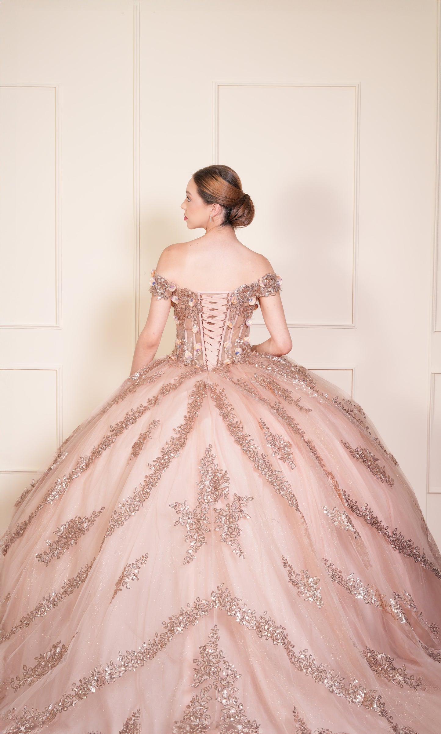 Vestido de XV Años Rose Gold Bordado en Falda y Flores en Corset Mangas Caídas