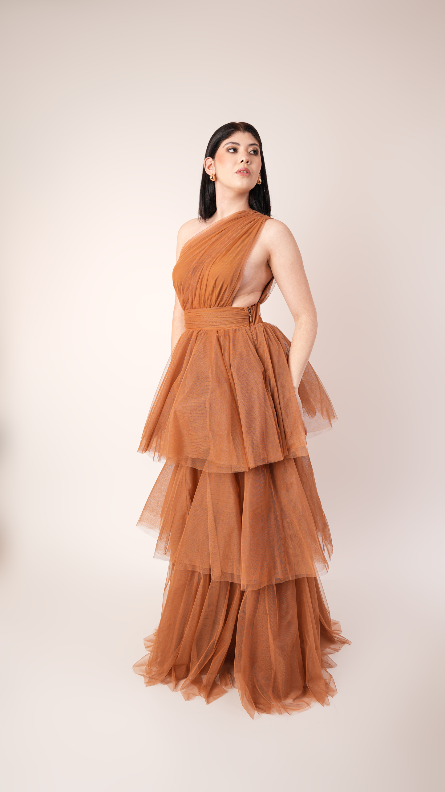 Vestido De Un Hombro Y Olanes De Tul