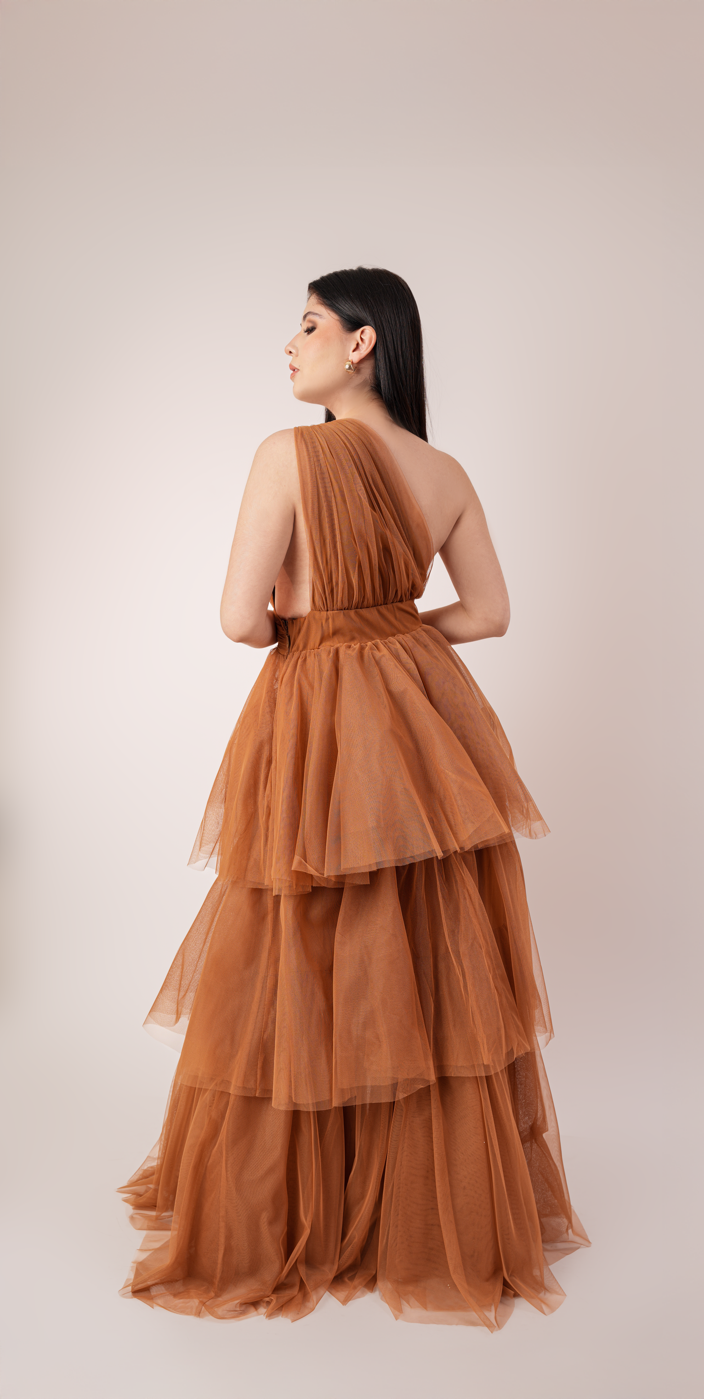 Vestido De Un Hombro Y Olanes De Tul