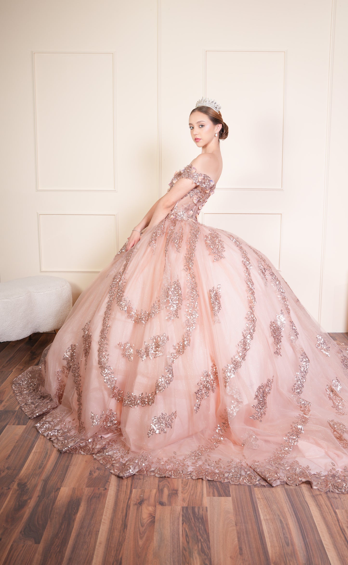 Vestido de XV Años Rose Gold Bordado en Falda y Flores en Corset Mangas Caídas