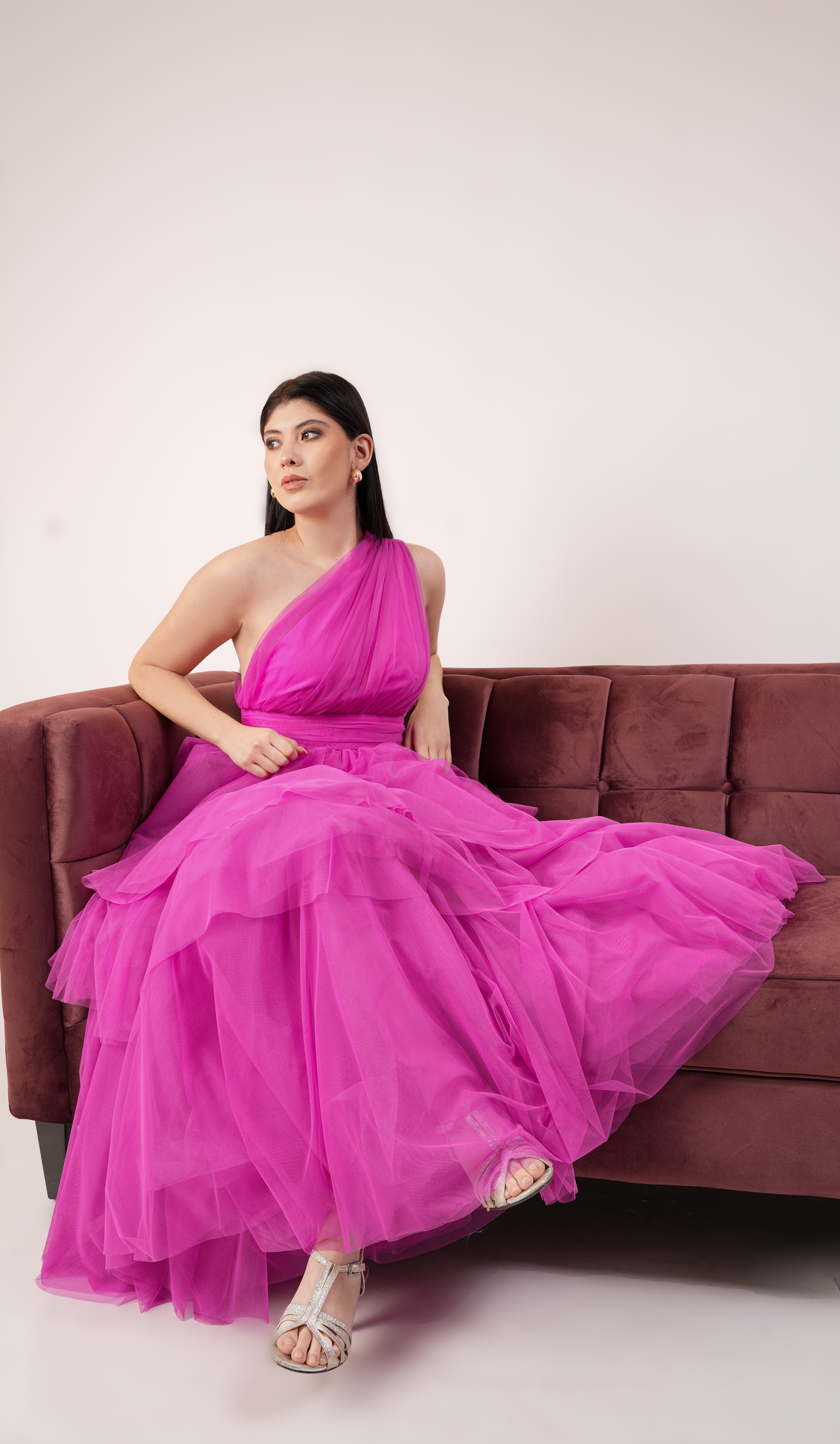 Vestido De Un Hombro Y Olanes De Tul