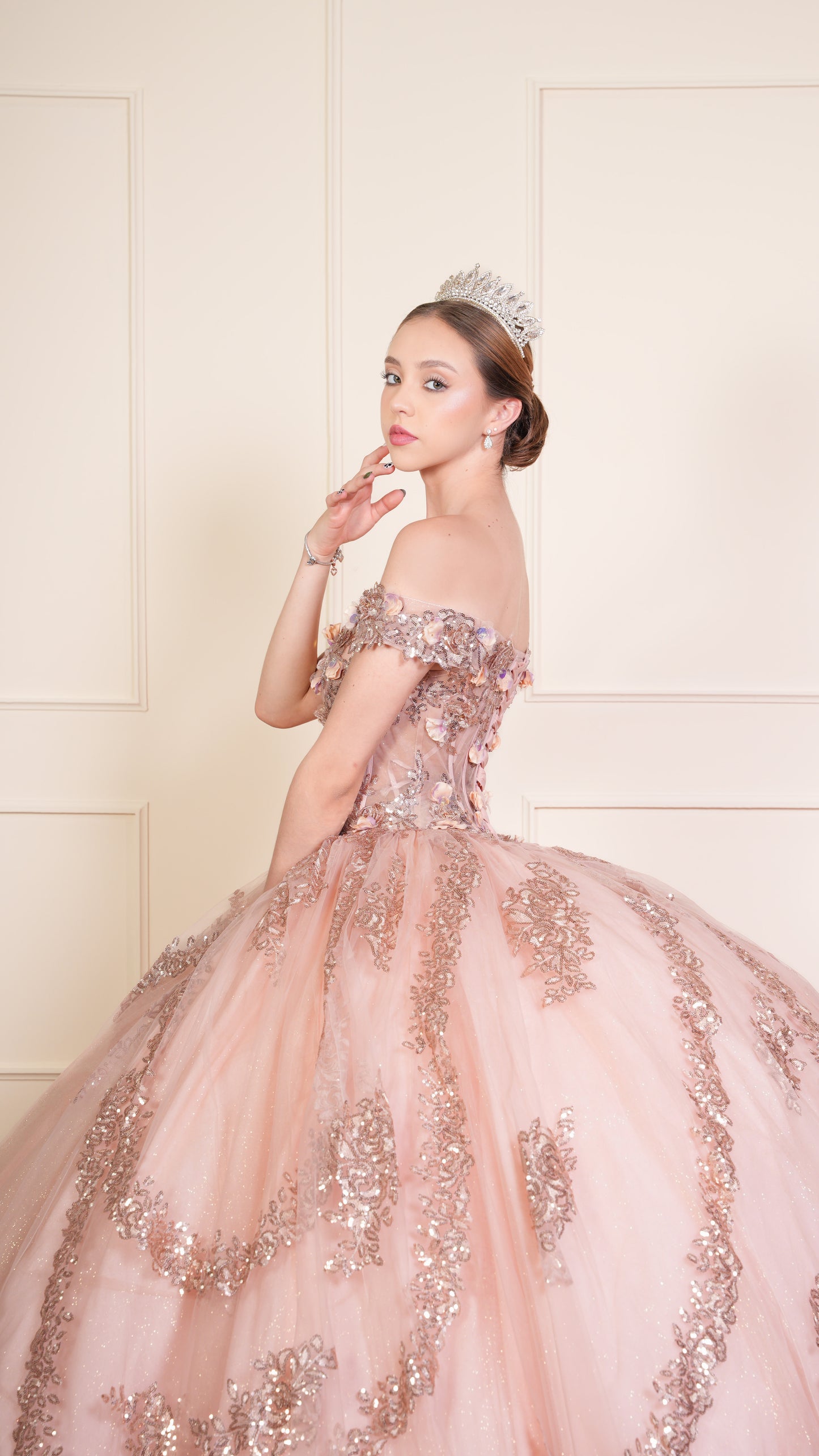 Vestido de XV Años Rose Gold Bordado en Falda y Flores en Corset Mangas Caídas