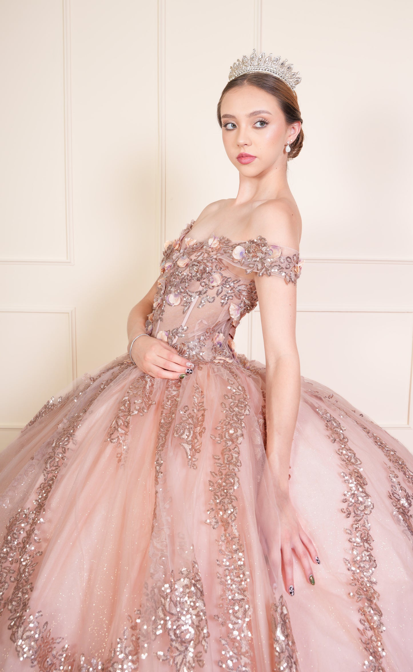 Vestido de XV Años Rose Gold Bordado en Falda y Flores en Corset Mangas Caídas