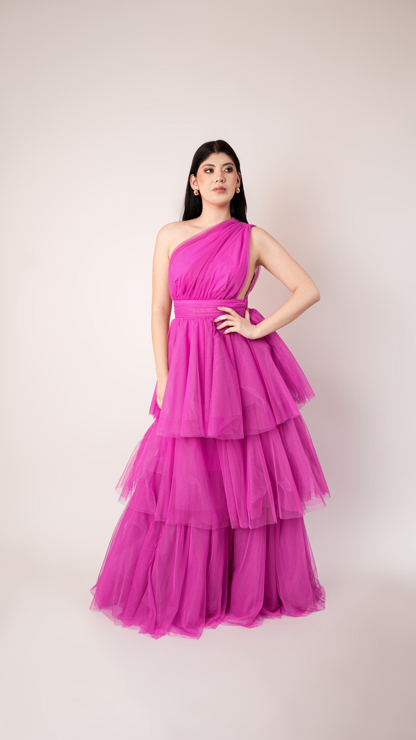 Vestido De Un Hombro Y Olanes De Tul