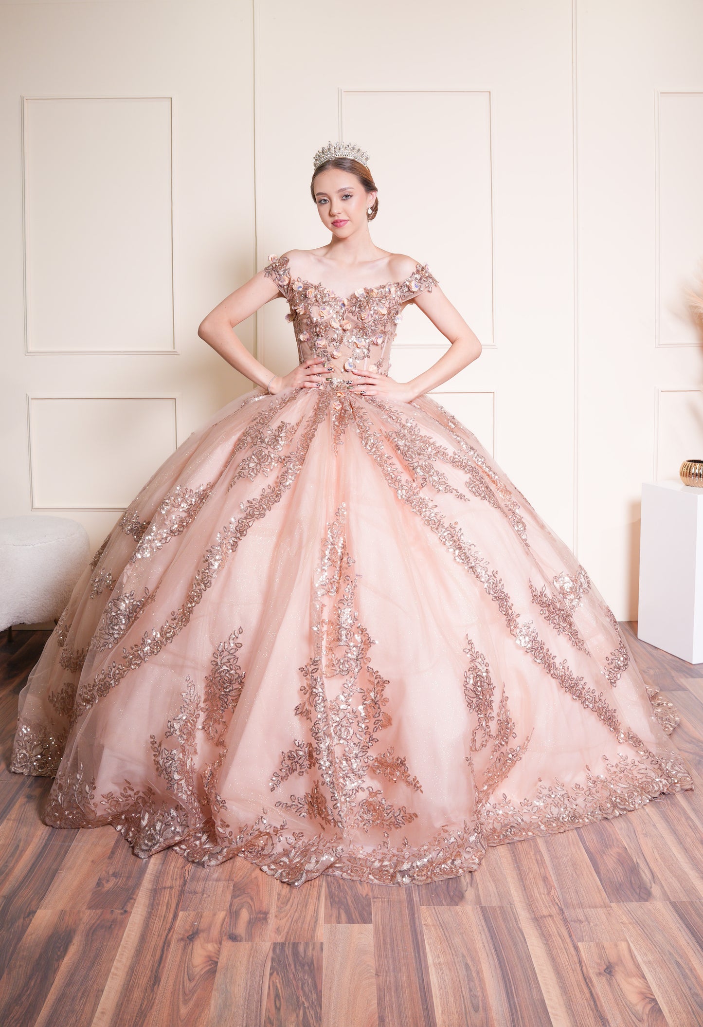 Vestido de XV Años Rose Gold Bordado en Falda y Flores en Corset Mangas Caídas