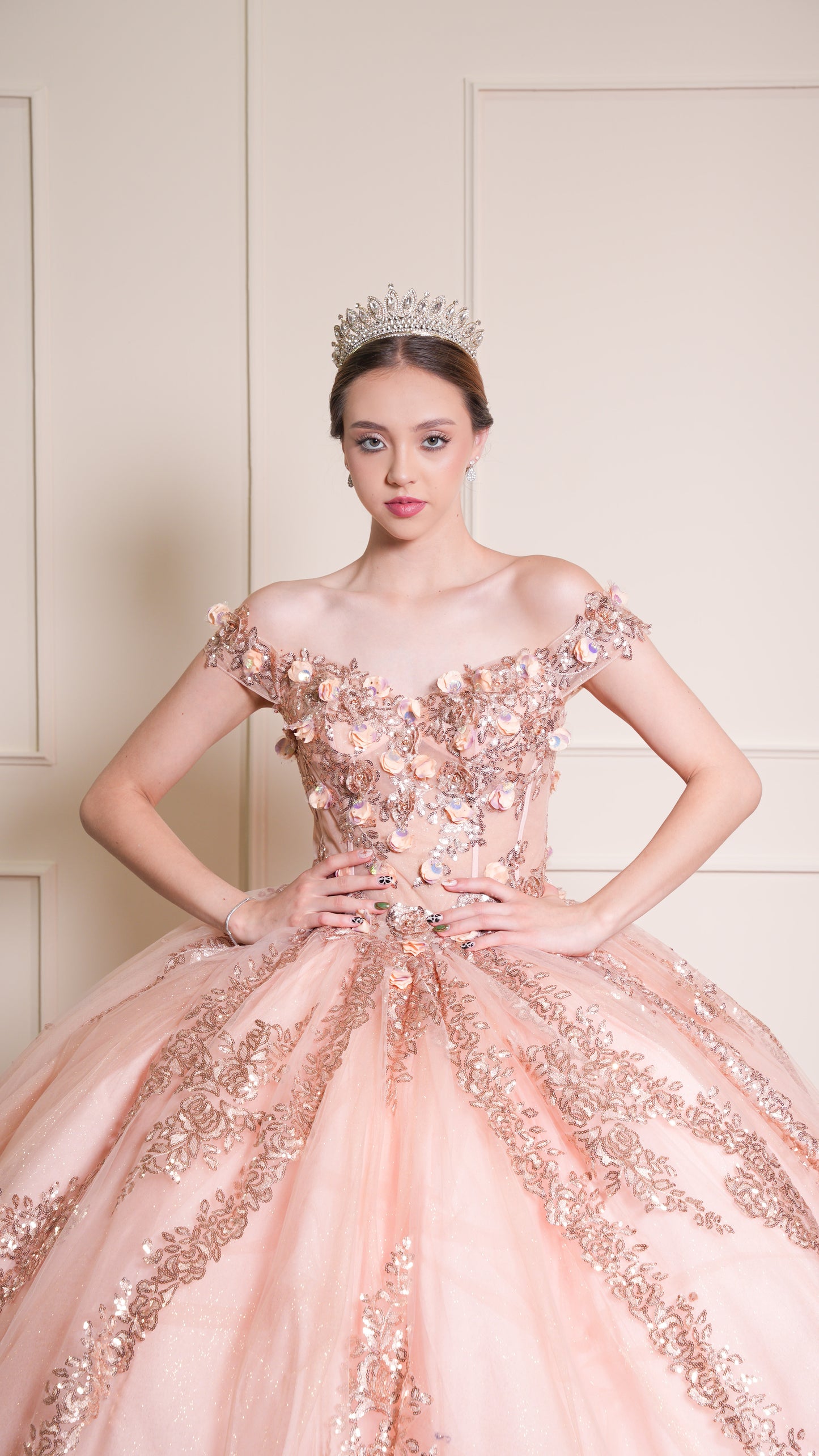 Vestido de XV Años Rose Gold Bordado en Falda y Flores en Corset Mangas Caídas