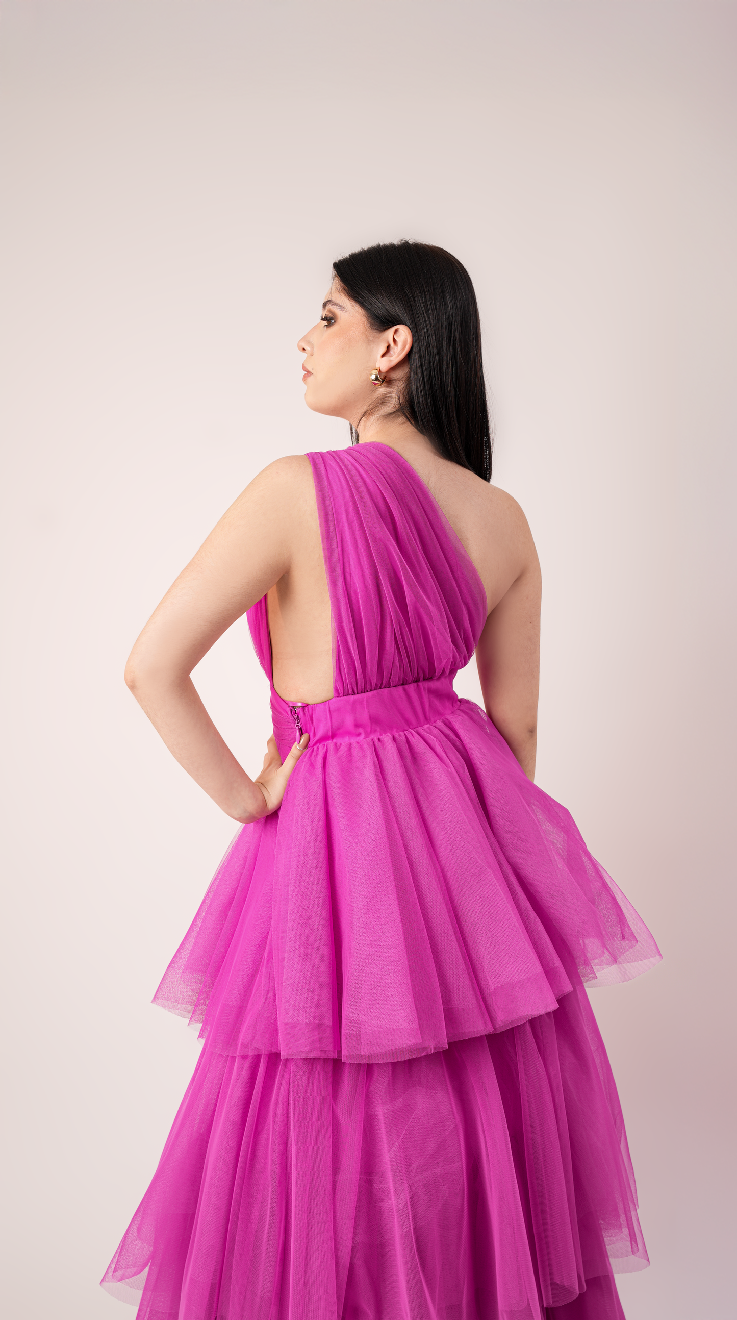 Vestido De Un Hombro Y Olanes De Tul