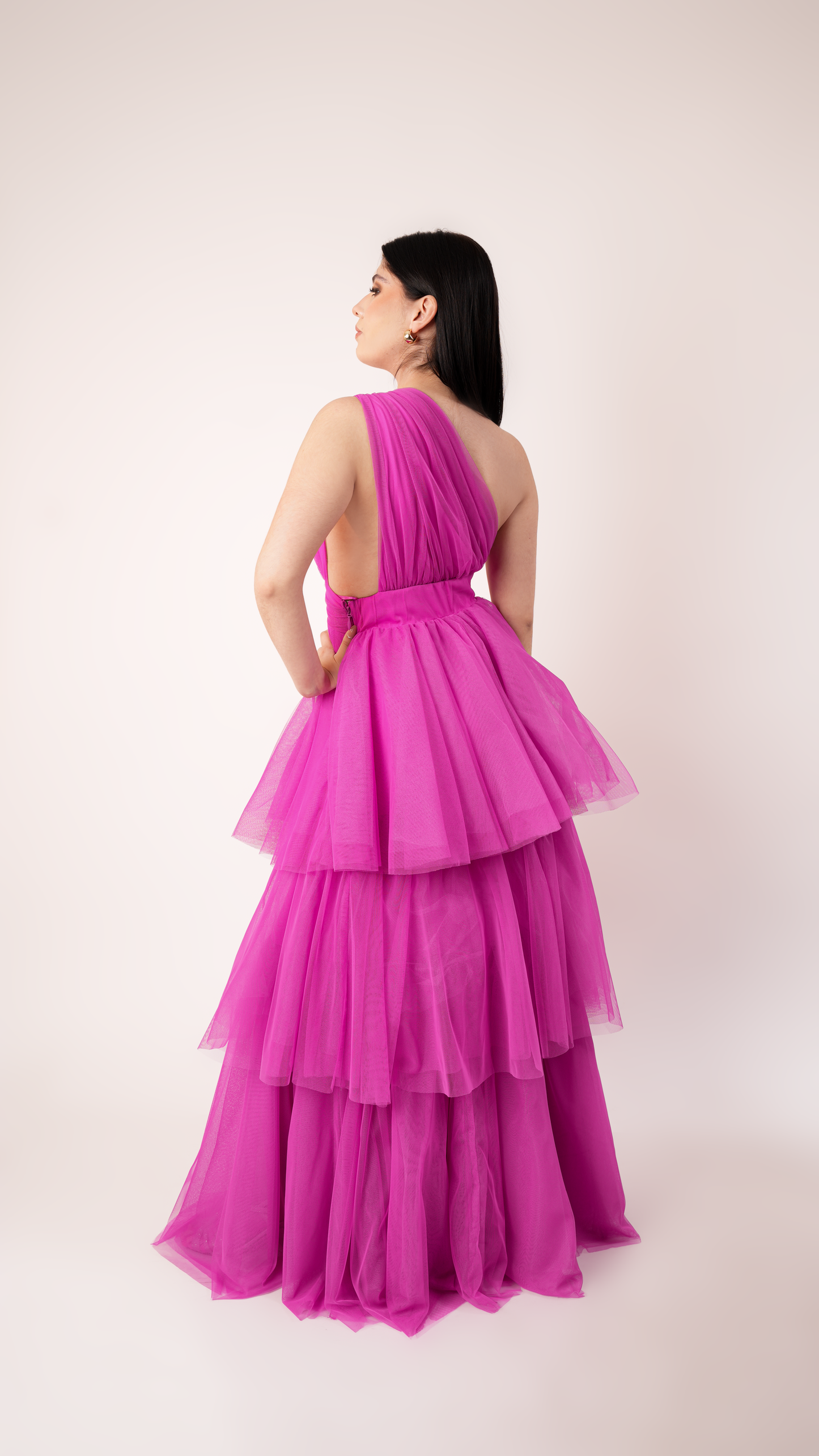 Vestido De Un Hombro Y Olanes De Tul