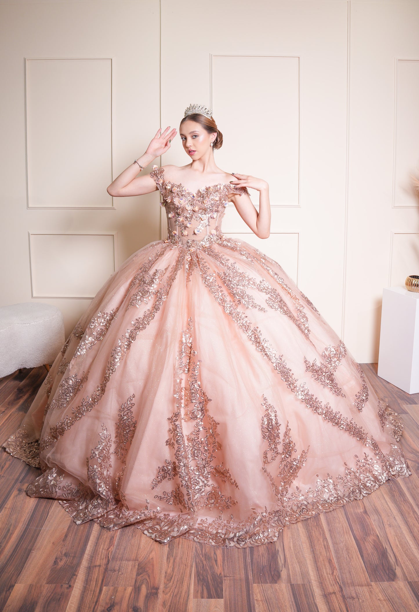 Vestido de XV Años Rose Gold Bordado en Falda y Flores en Corset Mangas Caídas