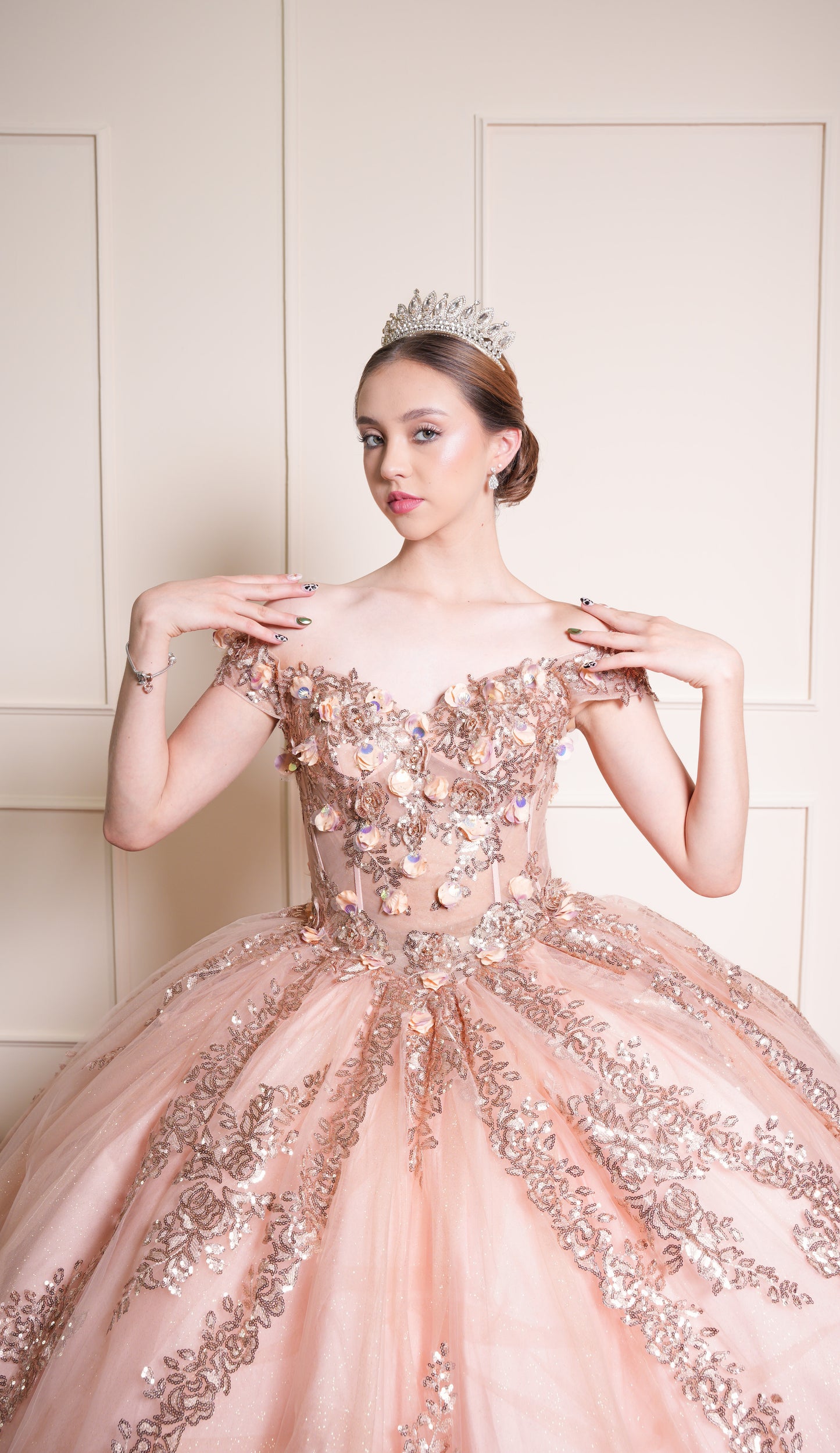 Vestido de XV Años Rose Gold Bordado en Falda y Flores en Corset Mangas Caídas