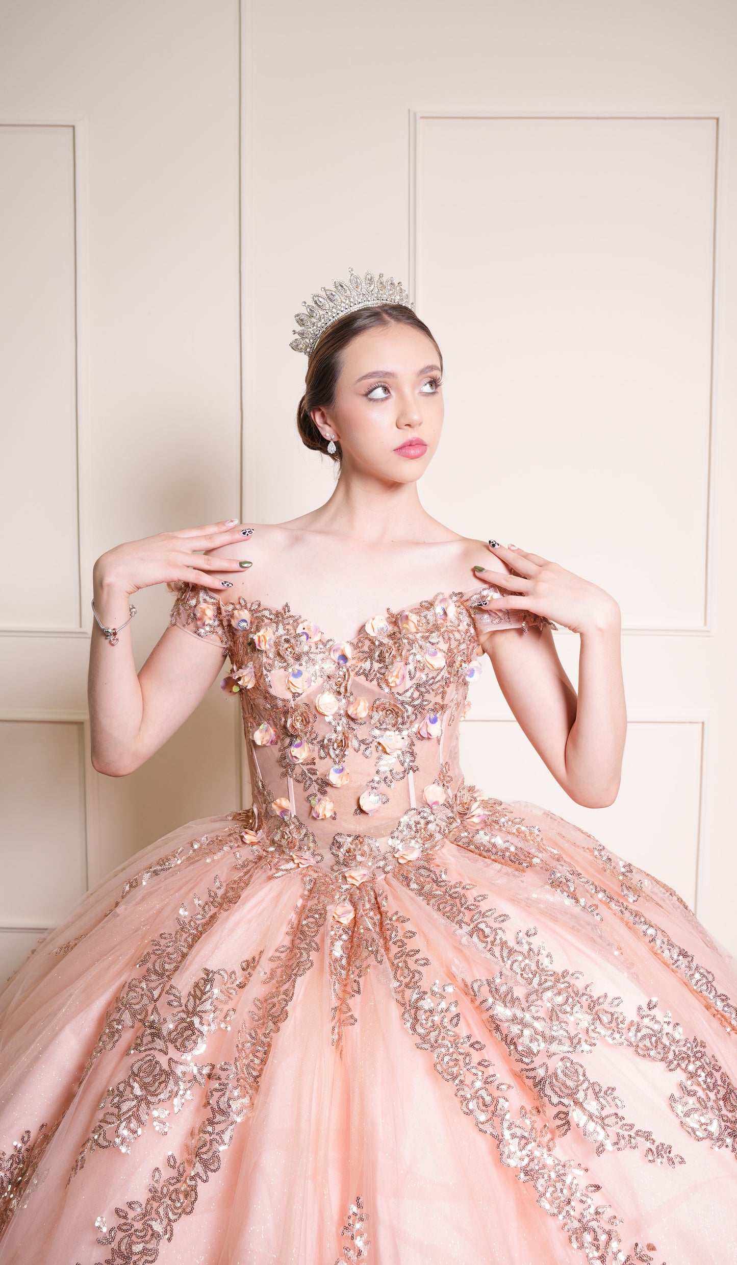 Vestido de XV Años Rose Gold Bordado en Falda y Flores en Corset Mangas Caídas