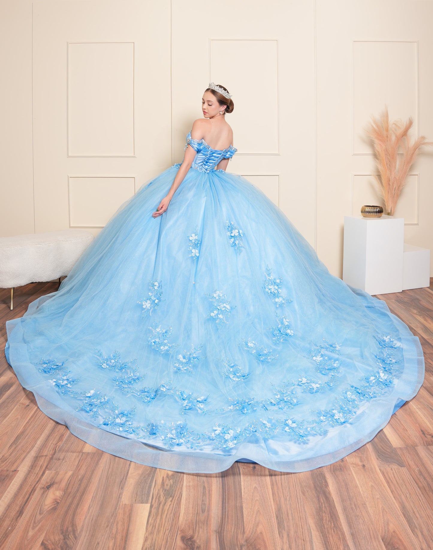 Vestido de XV Años Azul con Flores en Falda y Perlas Tornasol en Escote