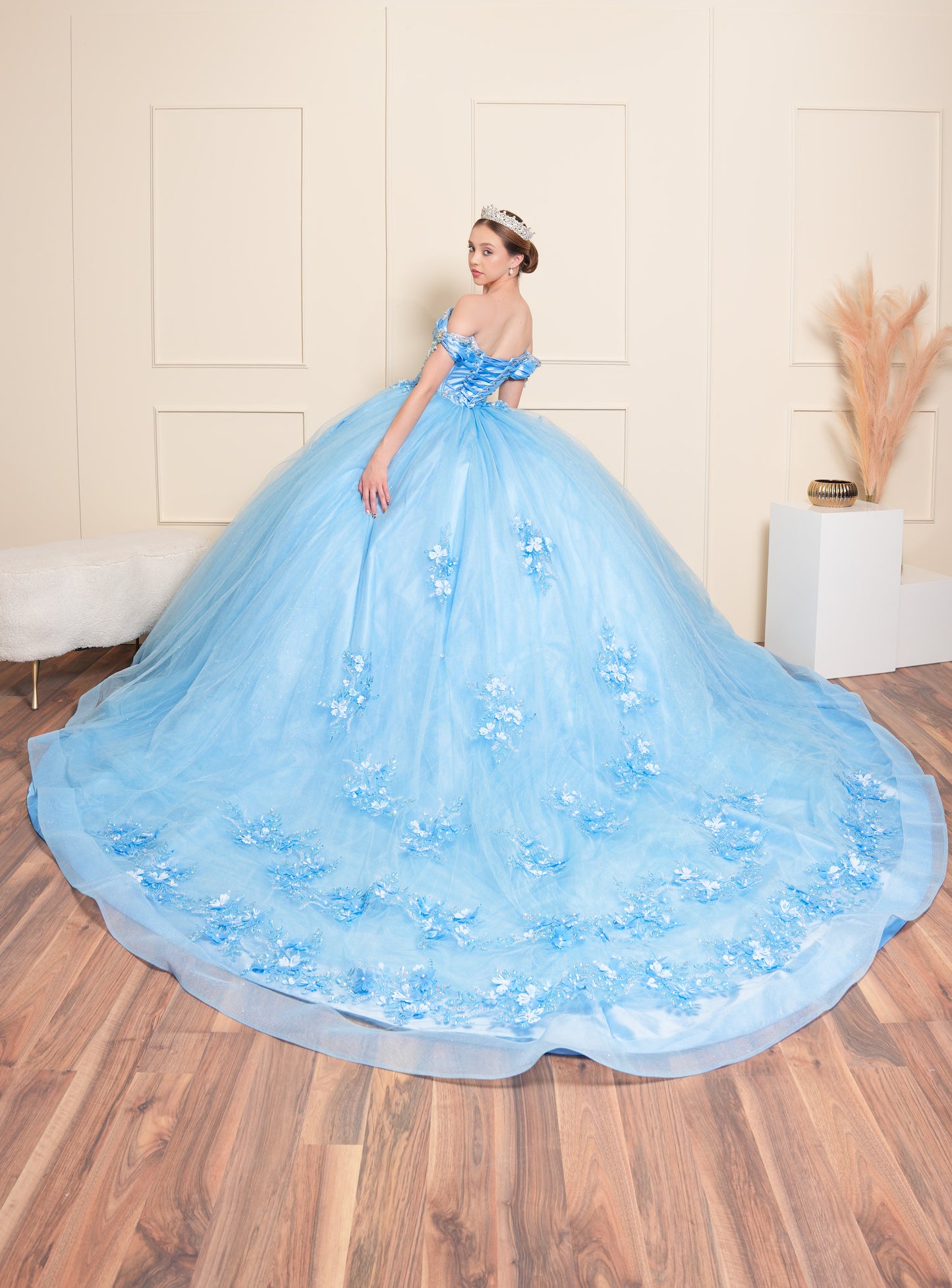 Vestido de XV Años Azul con Flores en Falda y Perlas Tornasol en Escote