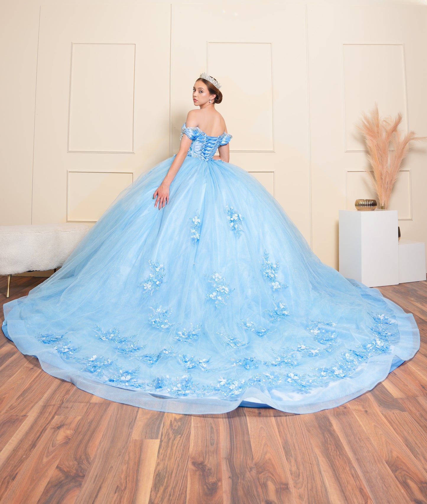 Vestido de XV Años Azul con Flores en Falda y Perlas Tornasol en Escote