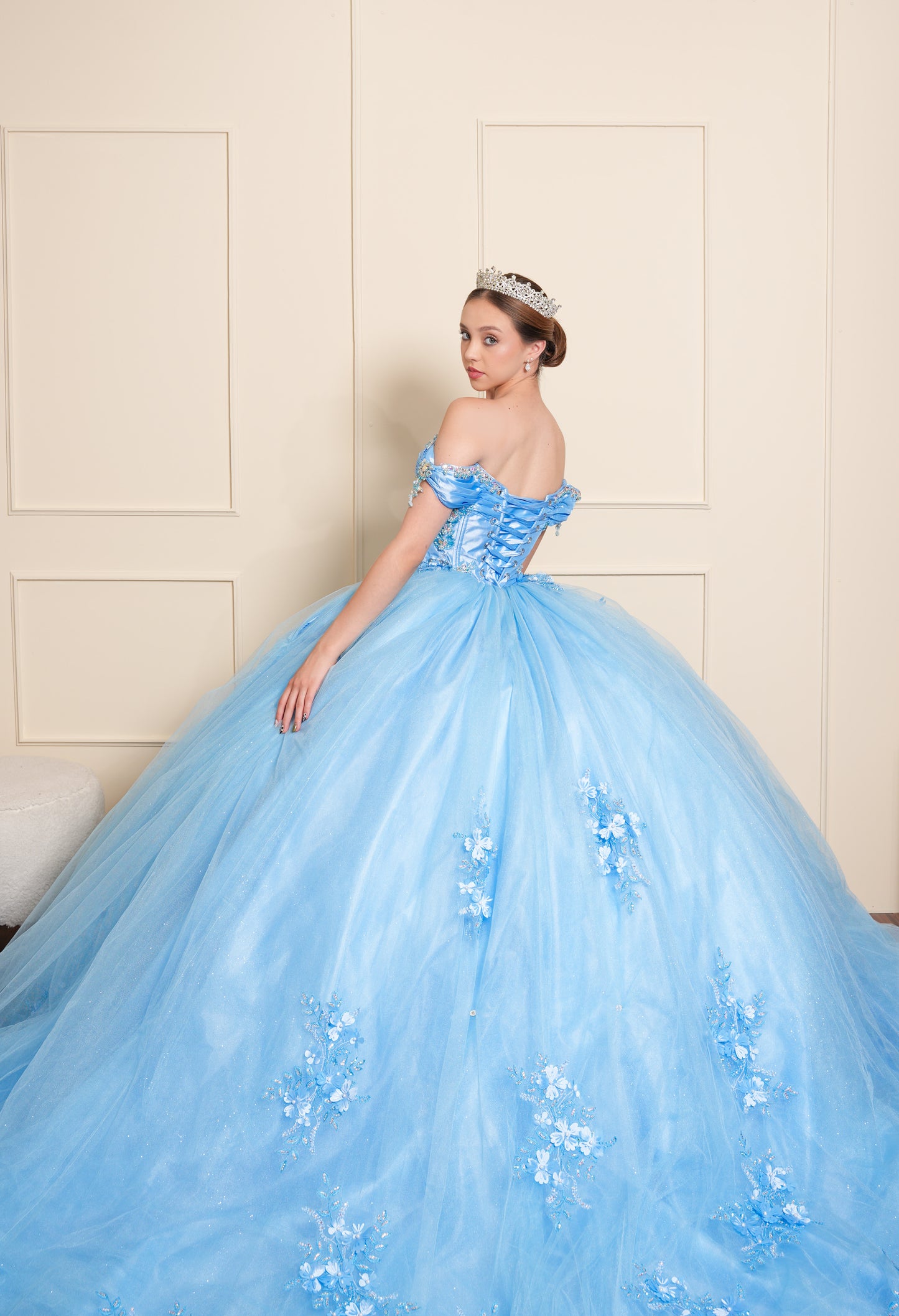 Vestido de XV Años Azul con Flores en Falda y Perlas Tornasol en Escote