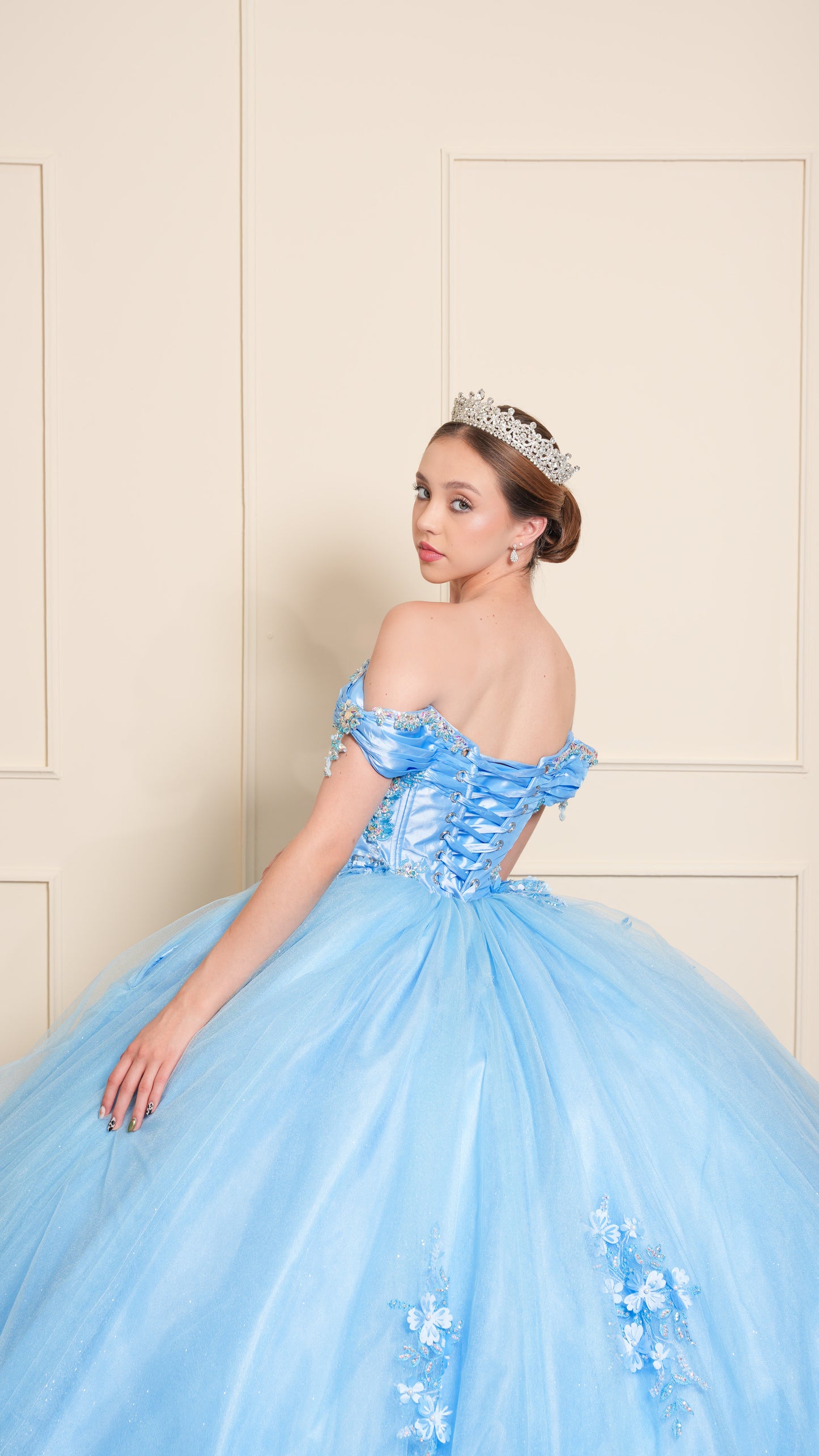 Vestido de XV Años Azul con Flores en Falda y Perlas Tornasol en Escote
