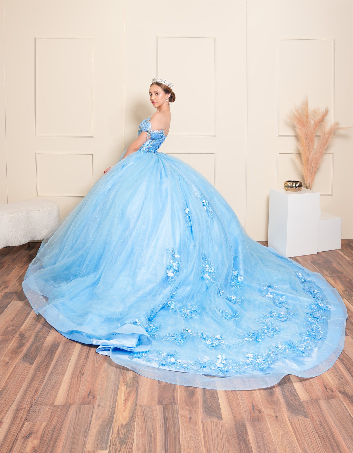 Vestido de XV Años Azul con Flores en Falda y Perlas Tornasol en Escote