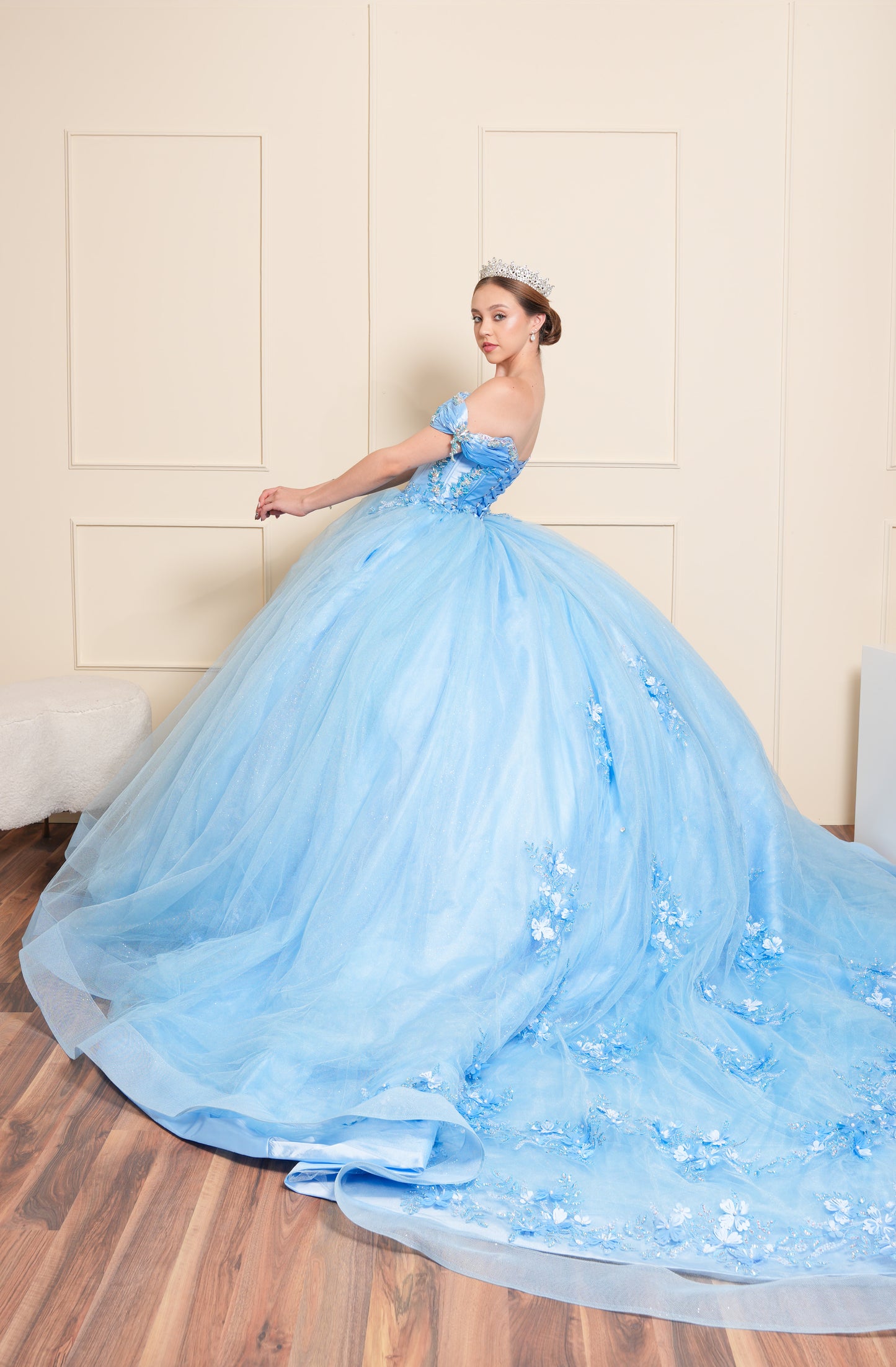 Vestido de XV Años Azul con Flores en Falda y Perlas Tornasol en Escote