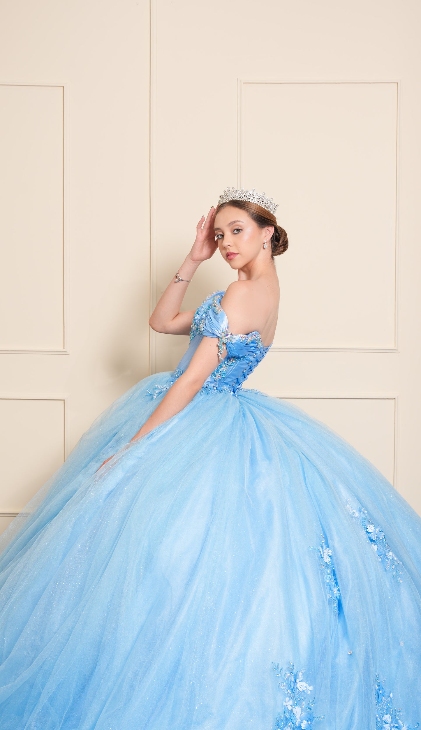 Vestido de XV Años Azul con Flores en Falda y Perlas Tornasol en Escote