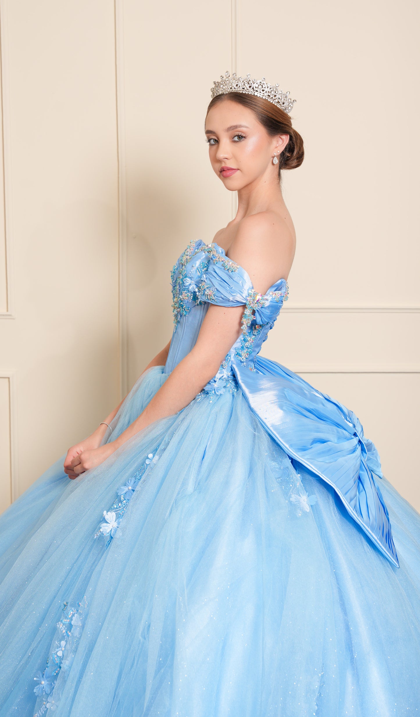 Vestido de XV Años Azul con Flores en Falda y Perlas Tornasol en Escote