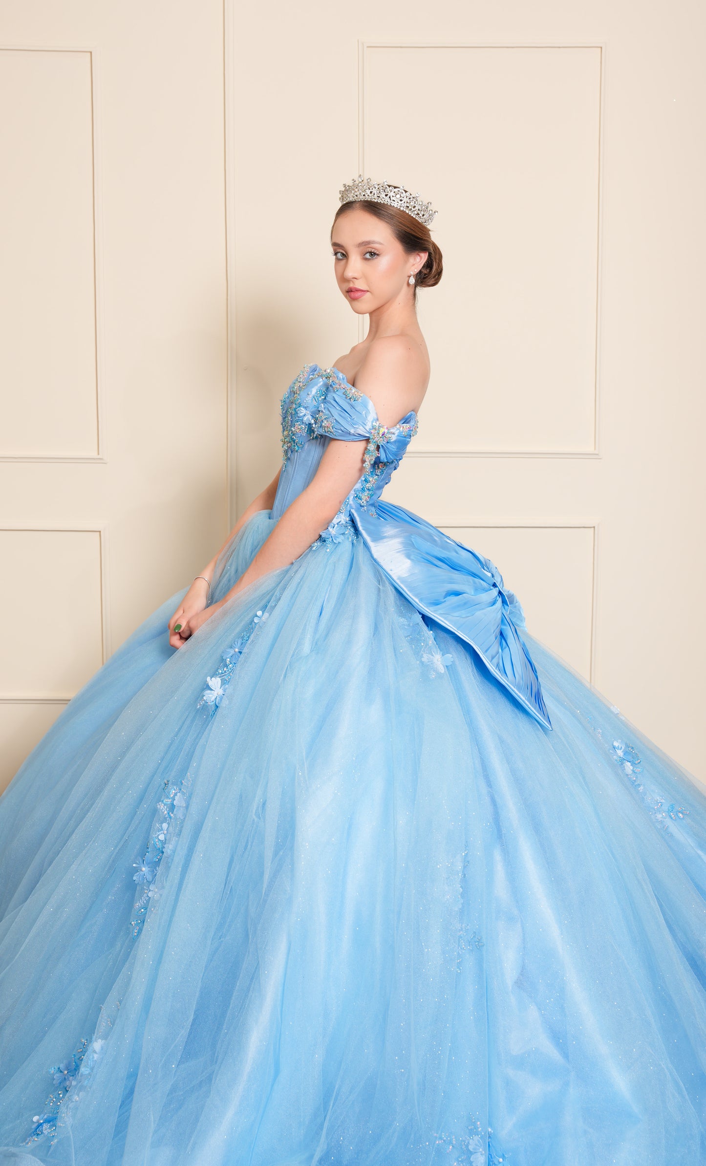 Vestido de XV Años Azul con Flores en Falda y Perlas Tornasol en Escote