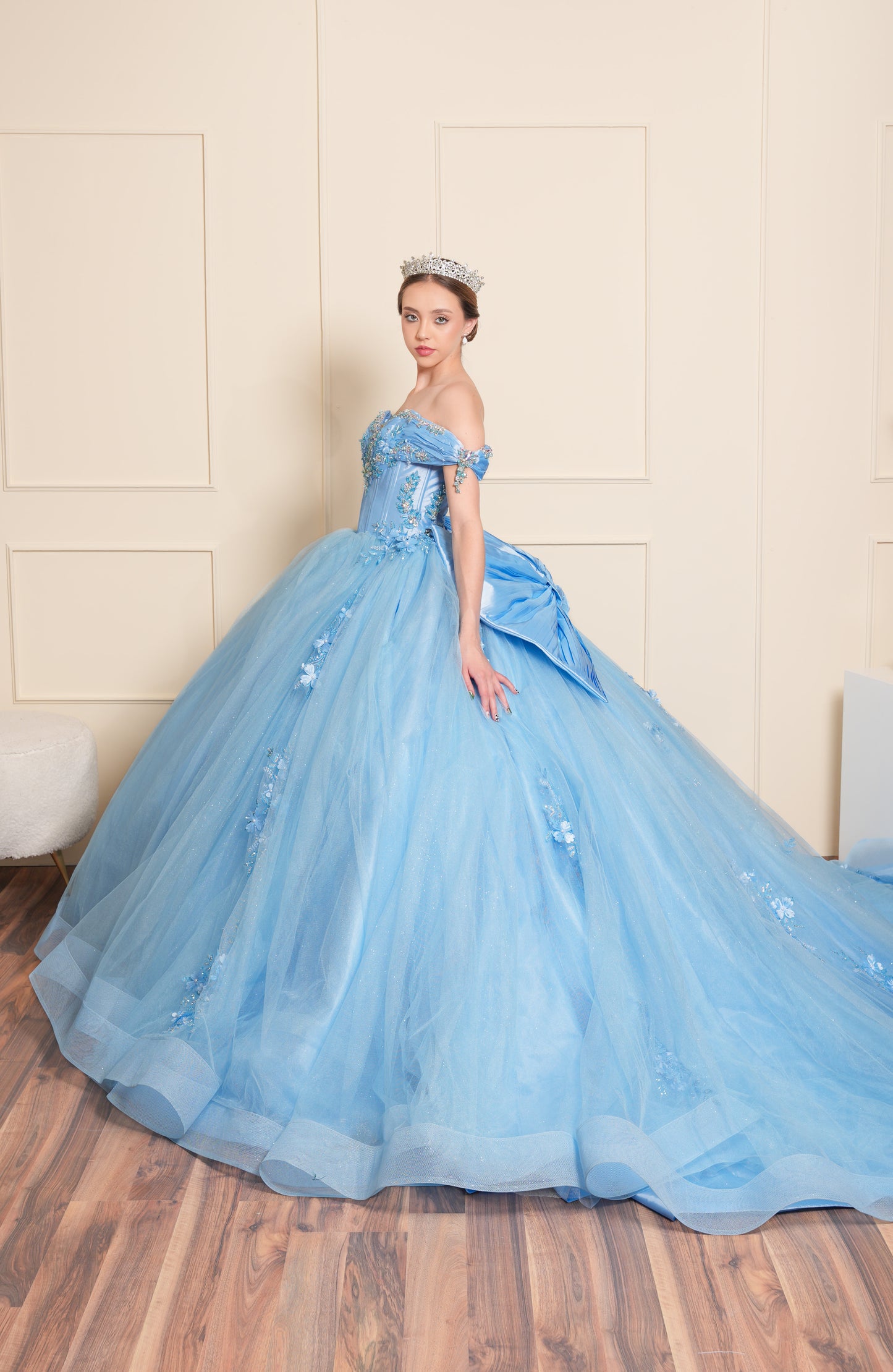 Vestido de XV Años Azul con Flores en Falda y Perlas Tornasol en Escote
