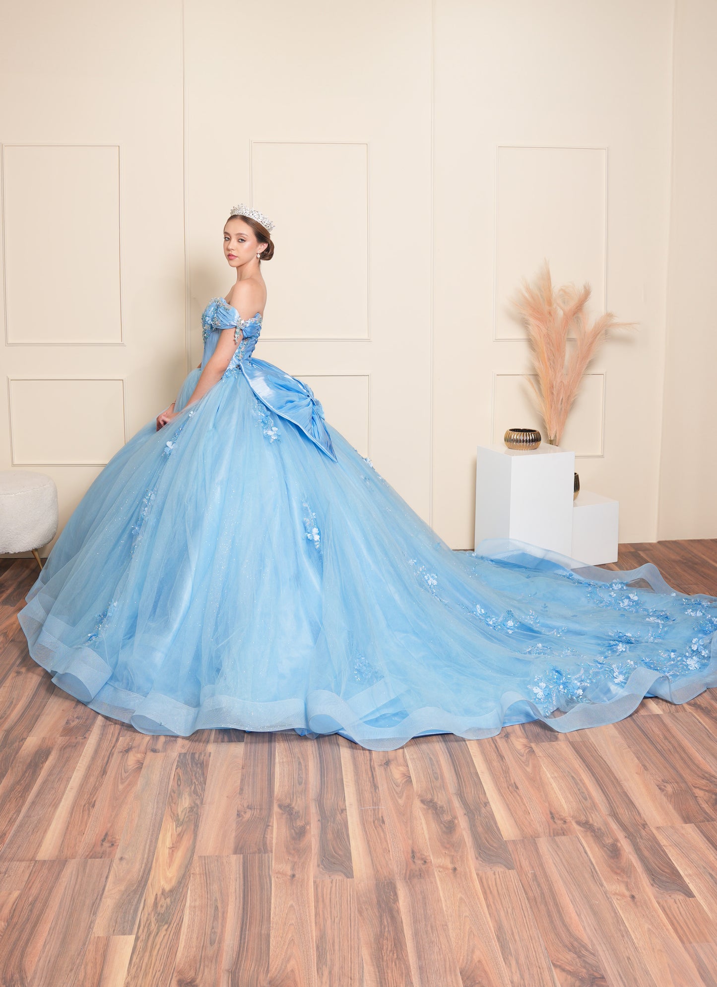 Vestido de XV Años Azul con Flores en Falda y Perlas Tornasol en Escote