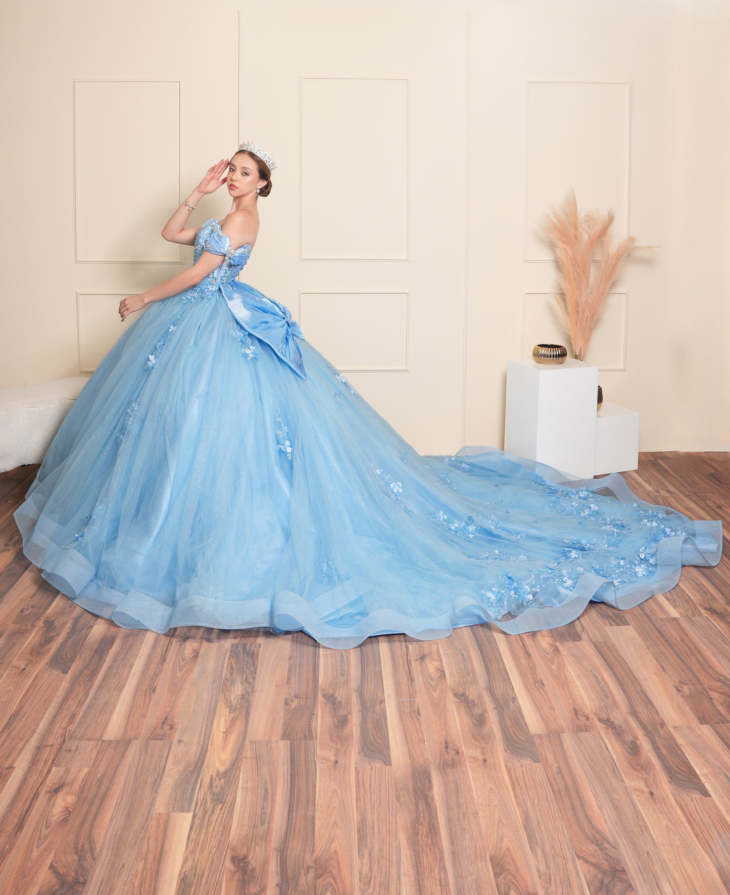 Vestido de XV Años Azul con Flores en Falda y Perlas Tornasol en Escote