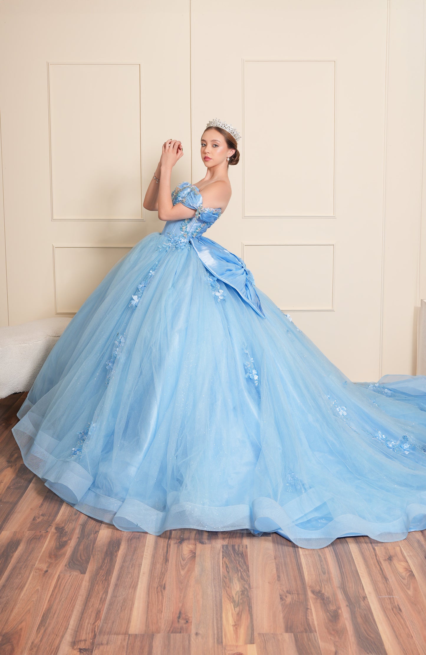 Vestido de XV Años Azul con Flores en Falda y Perlas Tornasol en Escote