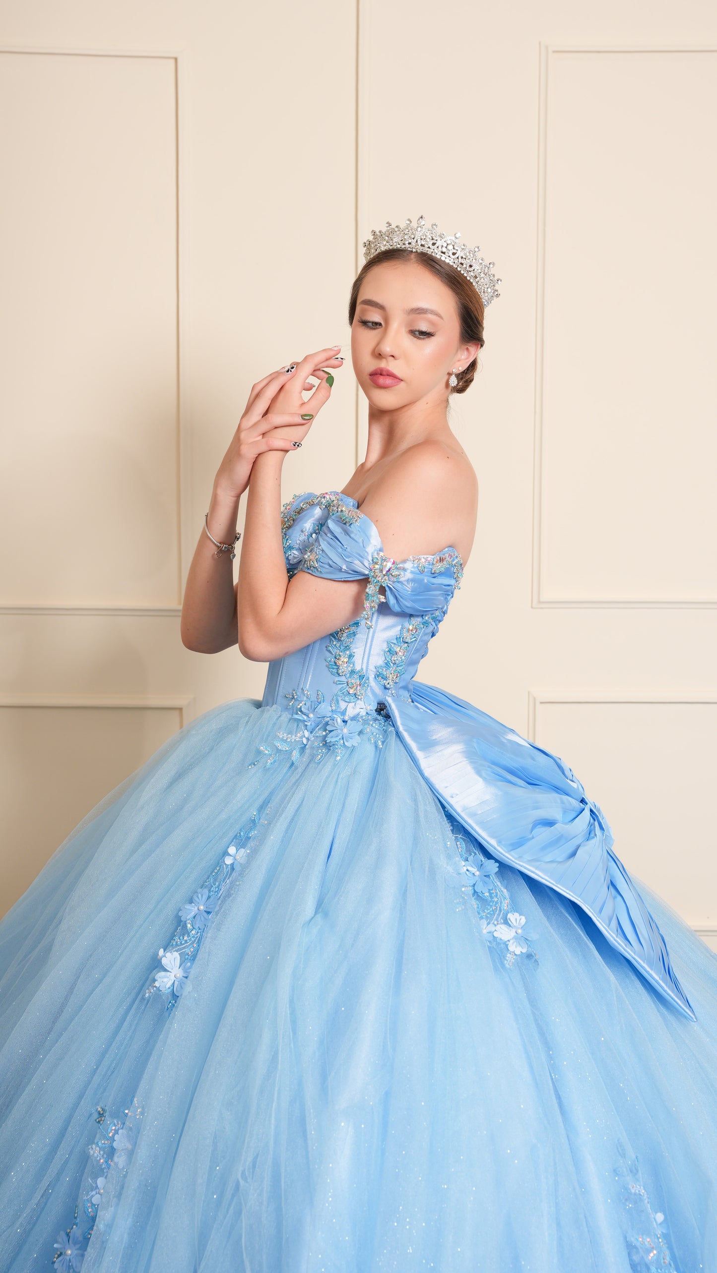 Vestido de XV Años Azul con Flores en Falda y Perlas Tornasol en Escote
