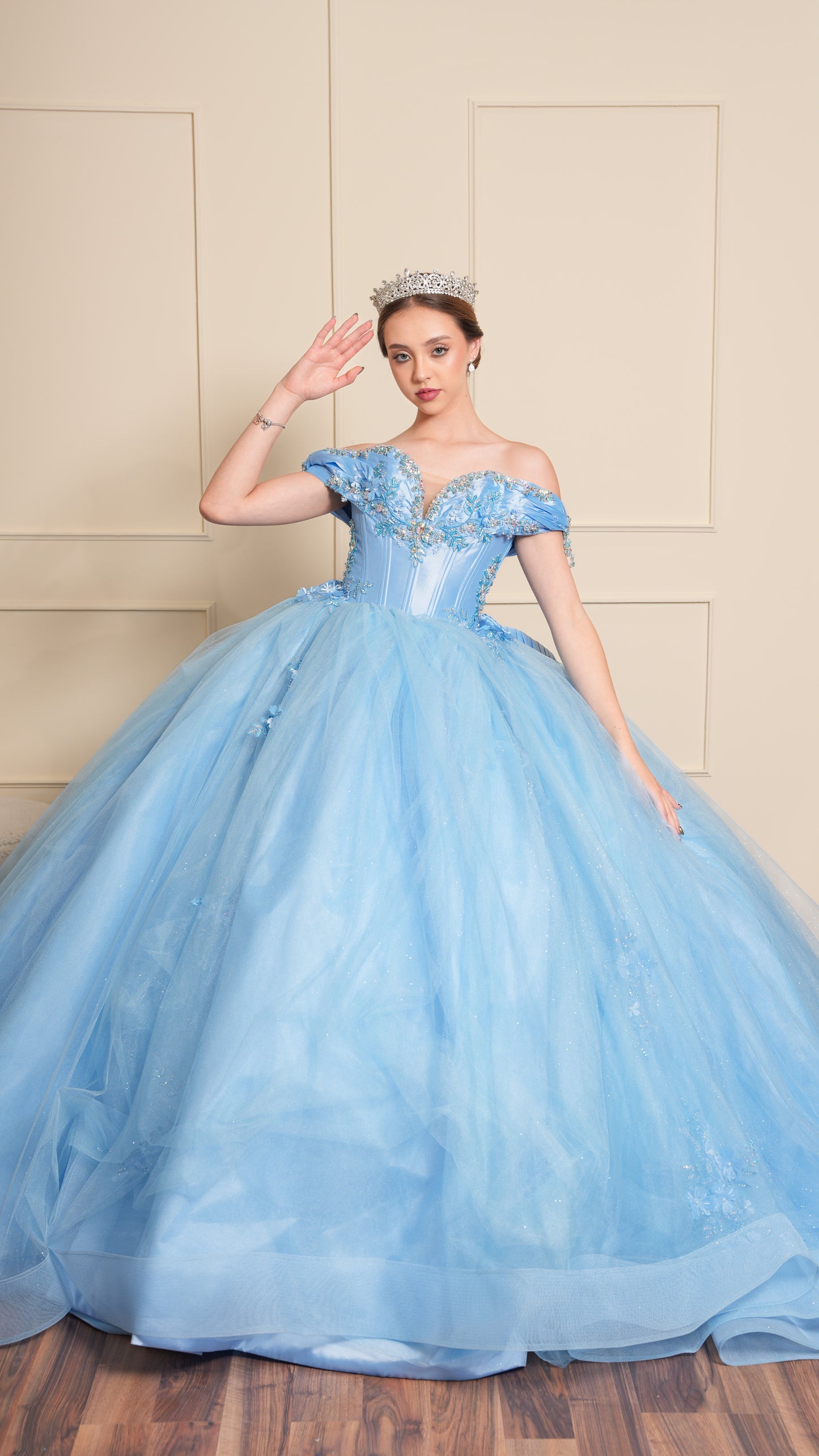 Vestido de XV Años Azul con Flores en Falda y Perlas Tornasol en Escote