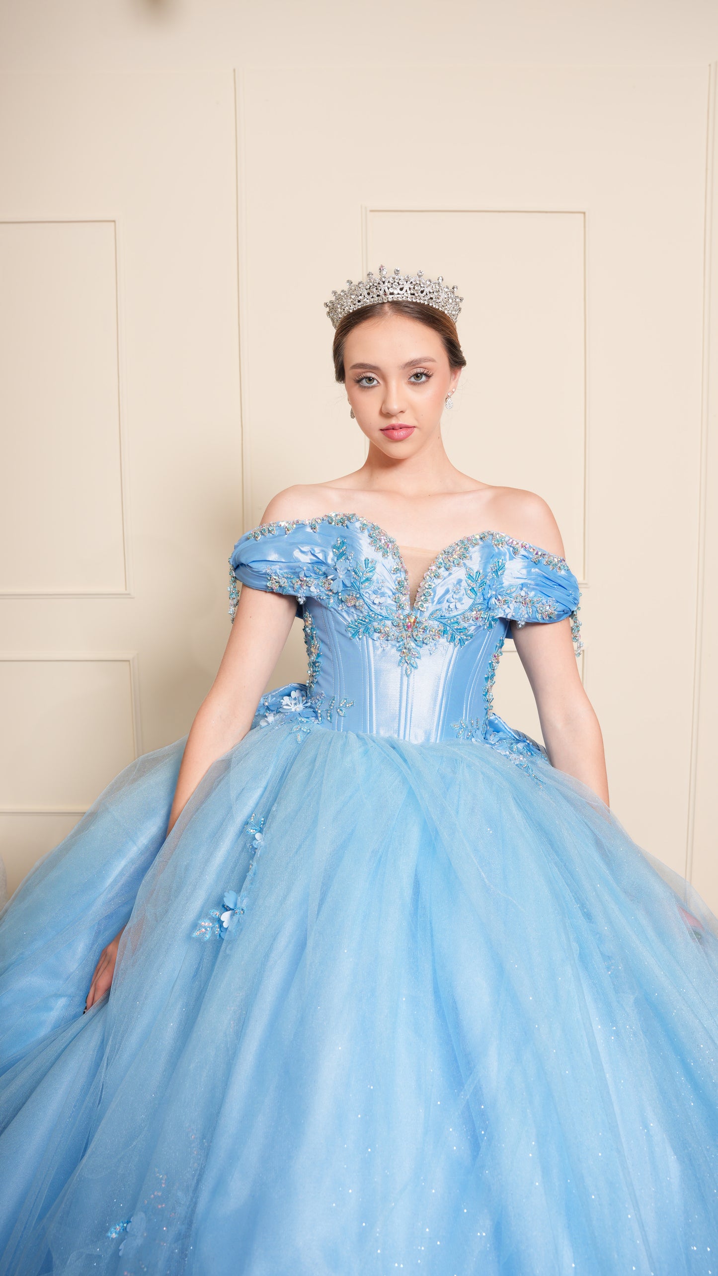 Vestido de XV Años Azul con Flores en Falda y Perlas Tornasol en Escote