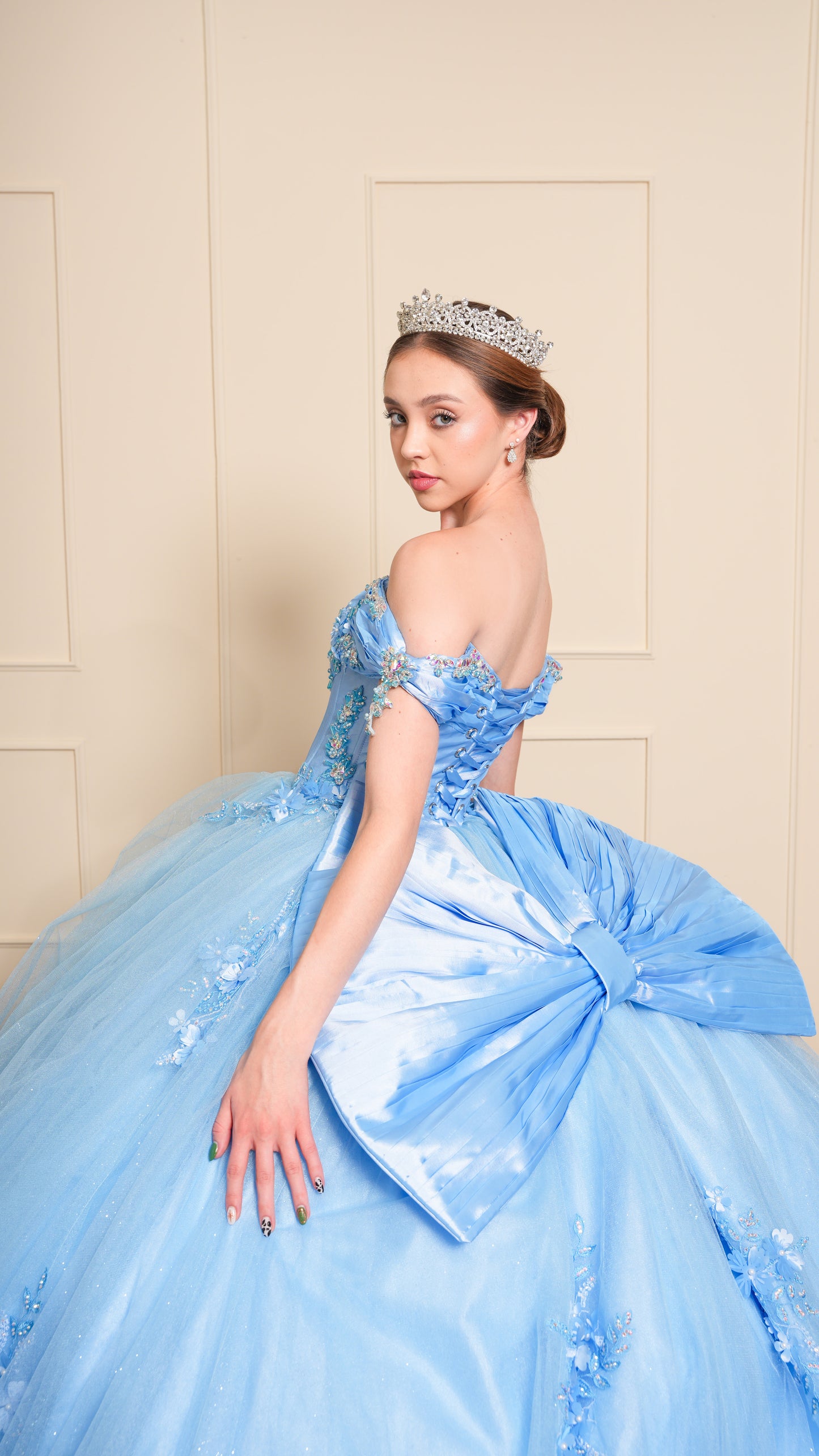 Vestido de XV Años Azul con Flores en Falda y Perlas Tornasol en Escote