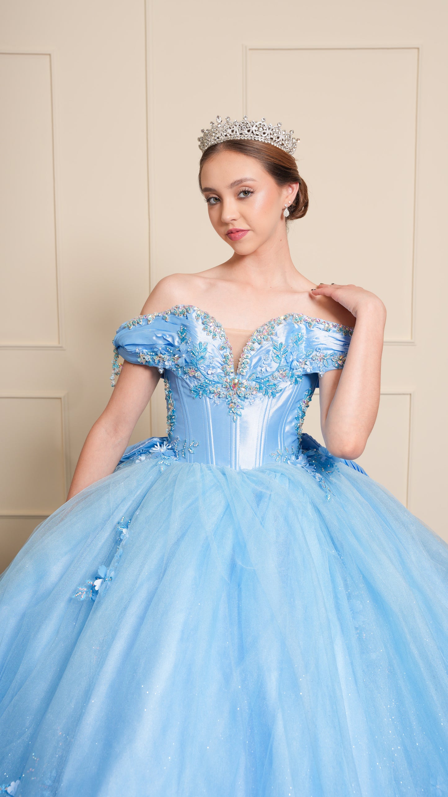 Vestido de XV Años Azul con Flores en Falda y Perlas Tornasol en Escote