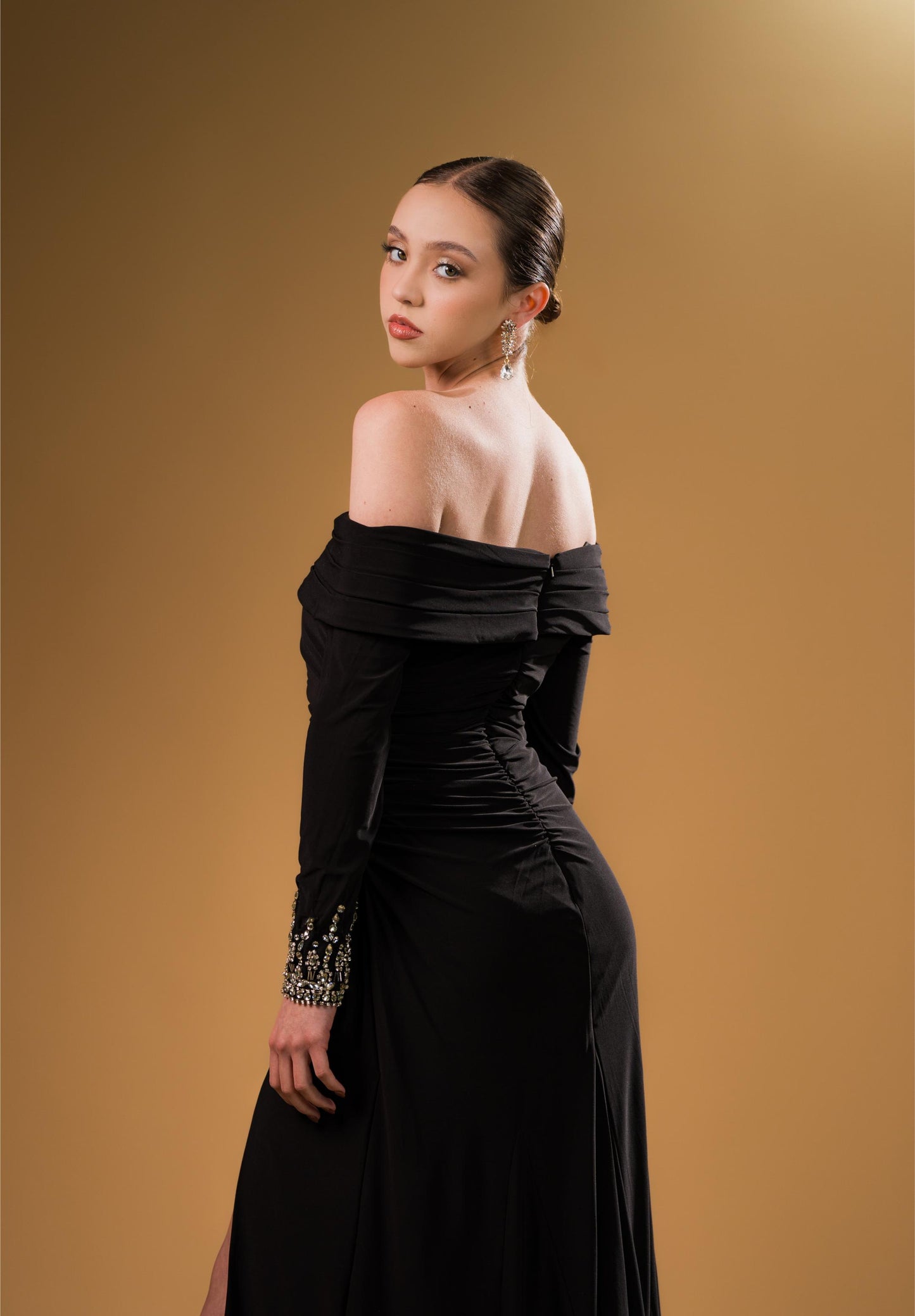 Vestido Negro Midi Detalle Dorado en Manga