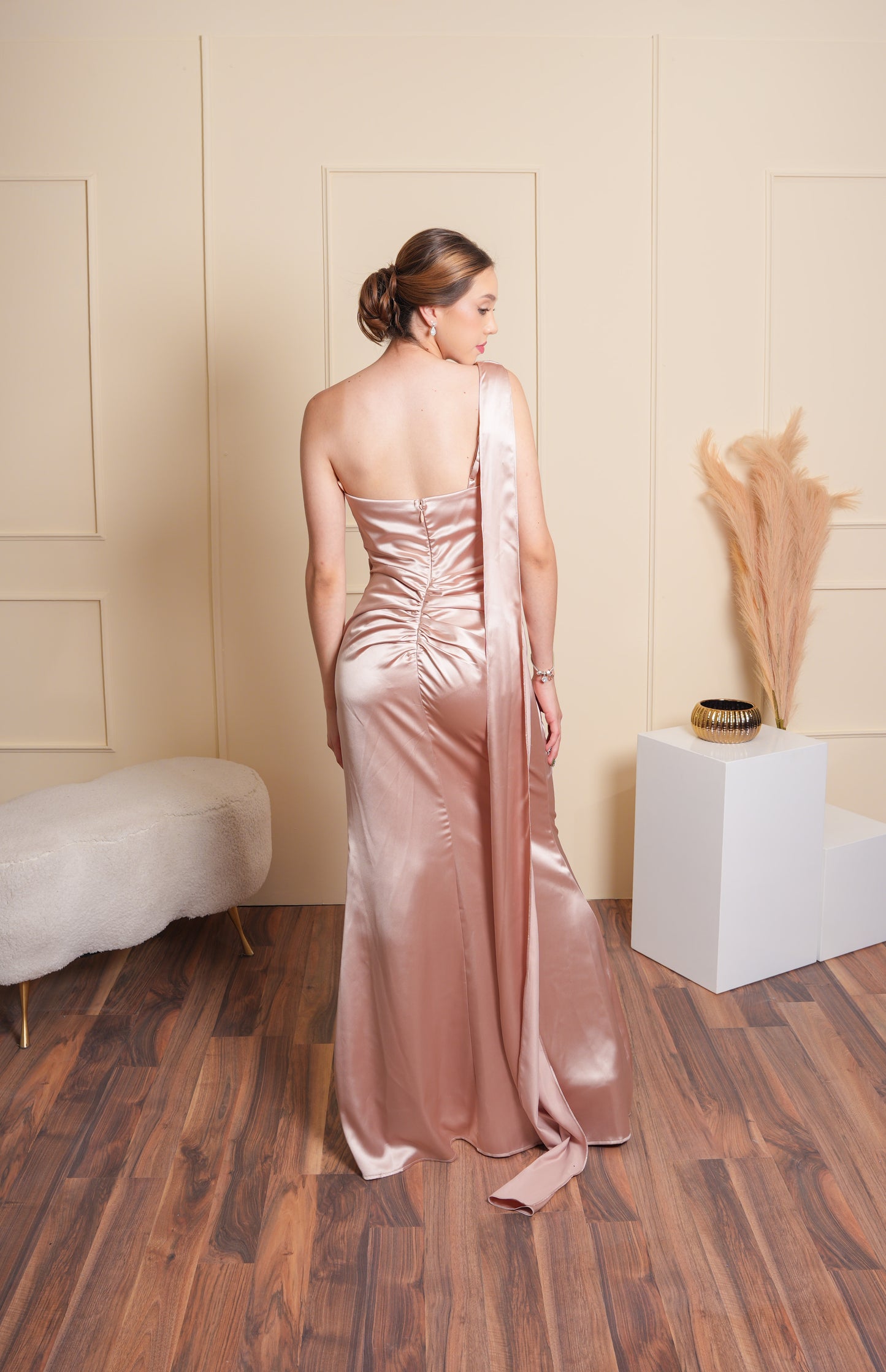 Vestido Beige Satin Un Tirante Con Estola
