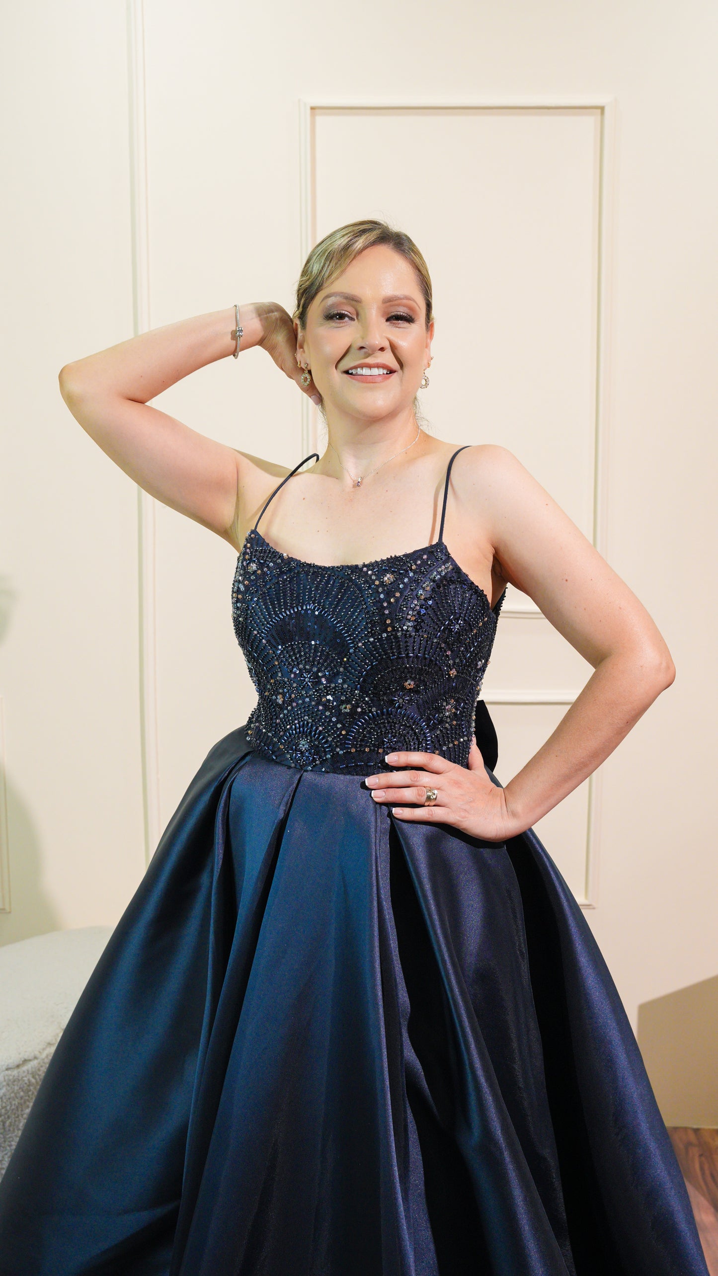 Vestido Azul Marino Con Pedrería Corte A Moño