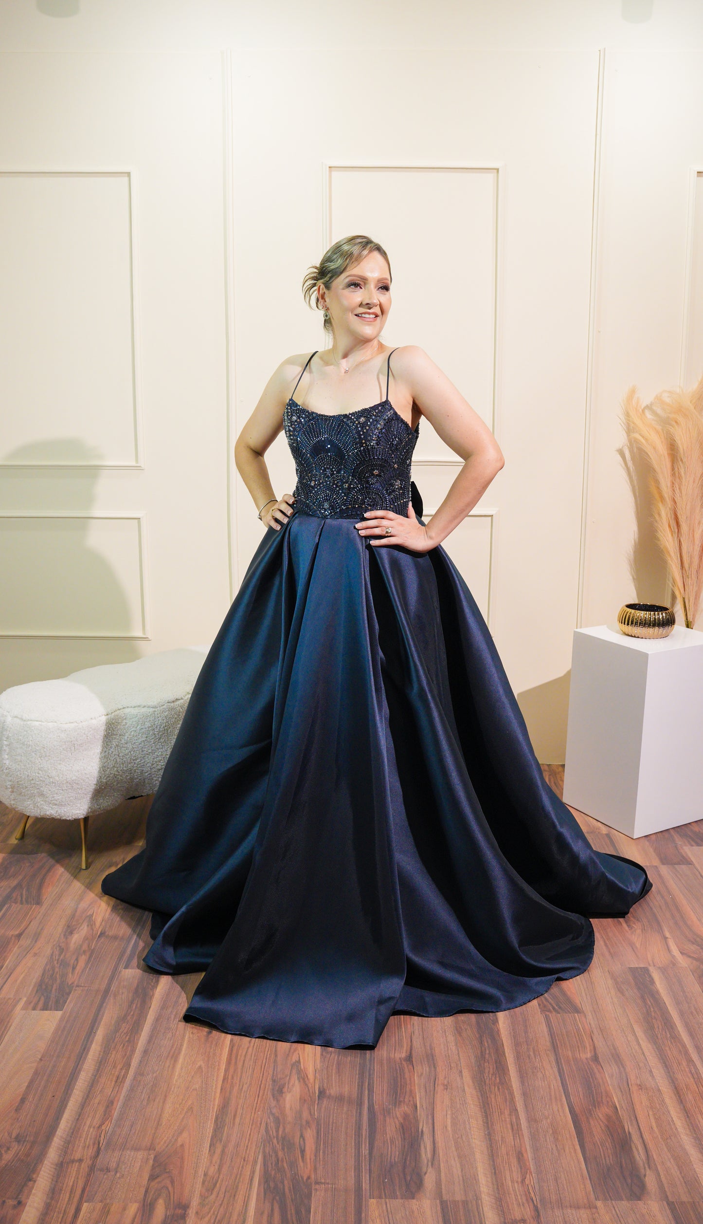 Vestido Azul Marino Con Pedrería Corte A Moño