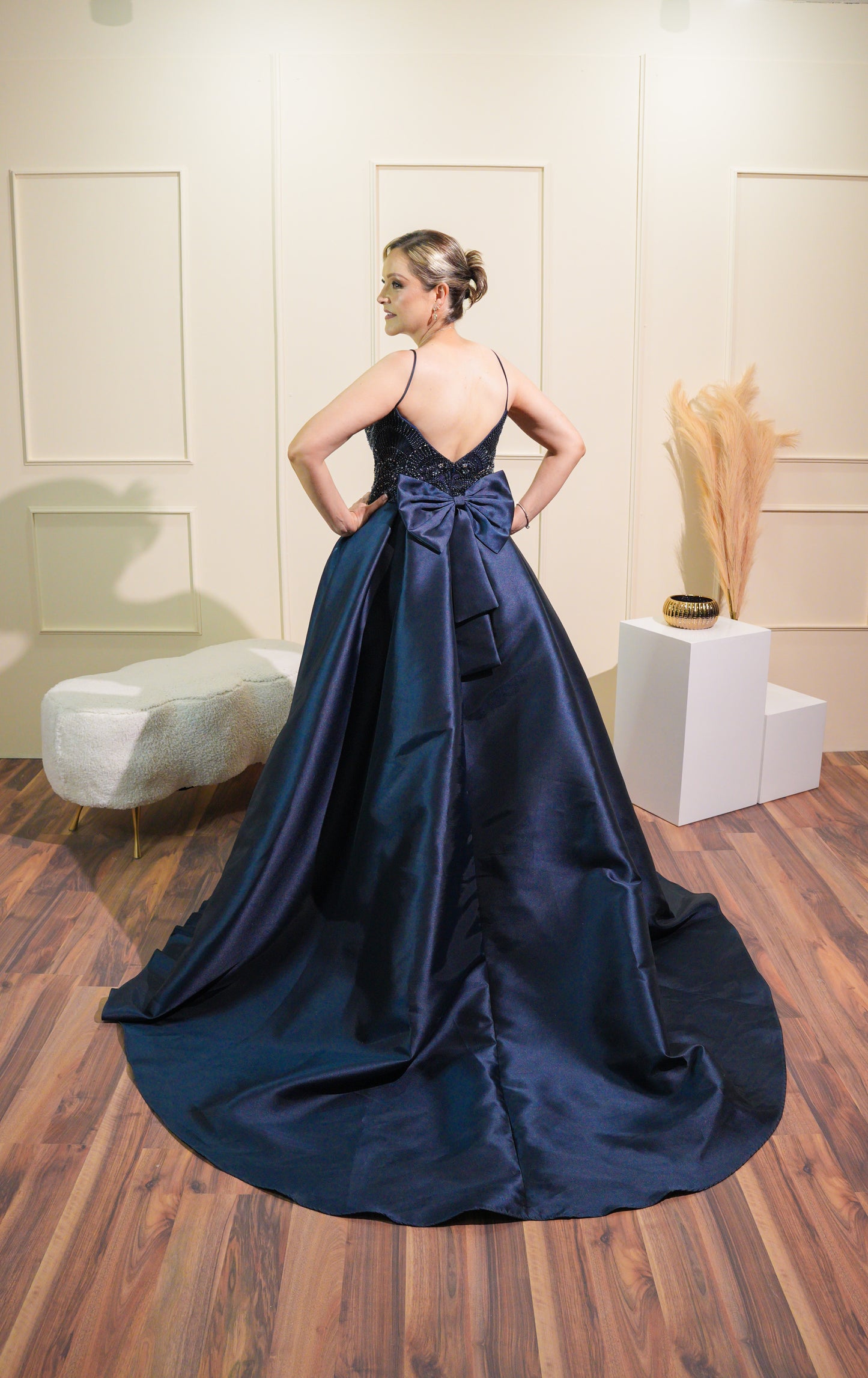 Vestido Azul Marino Con Pedrería Corte A Moño