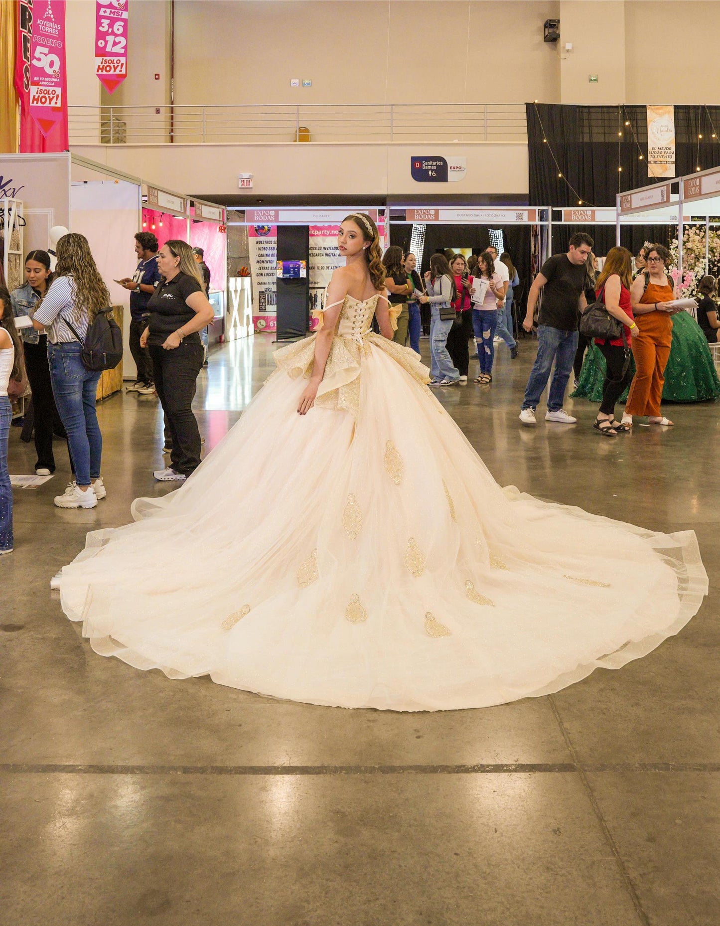 Vestido de XV Años Dorado Champagne Con Pedrería Y Tirantes